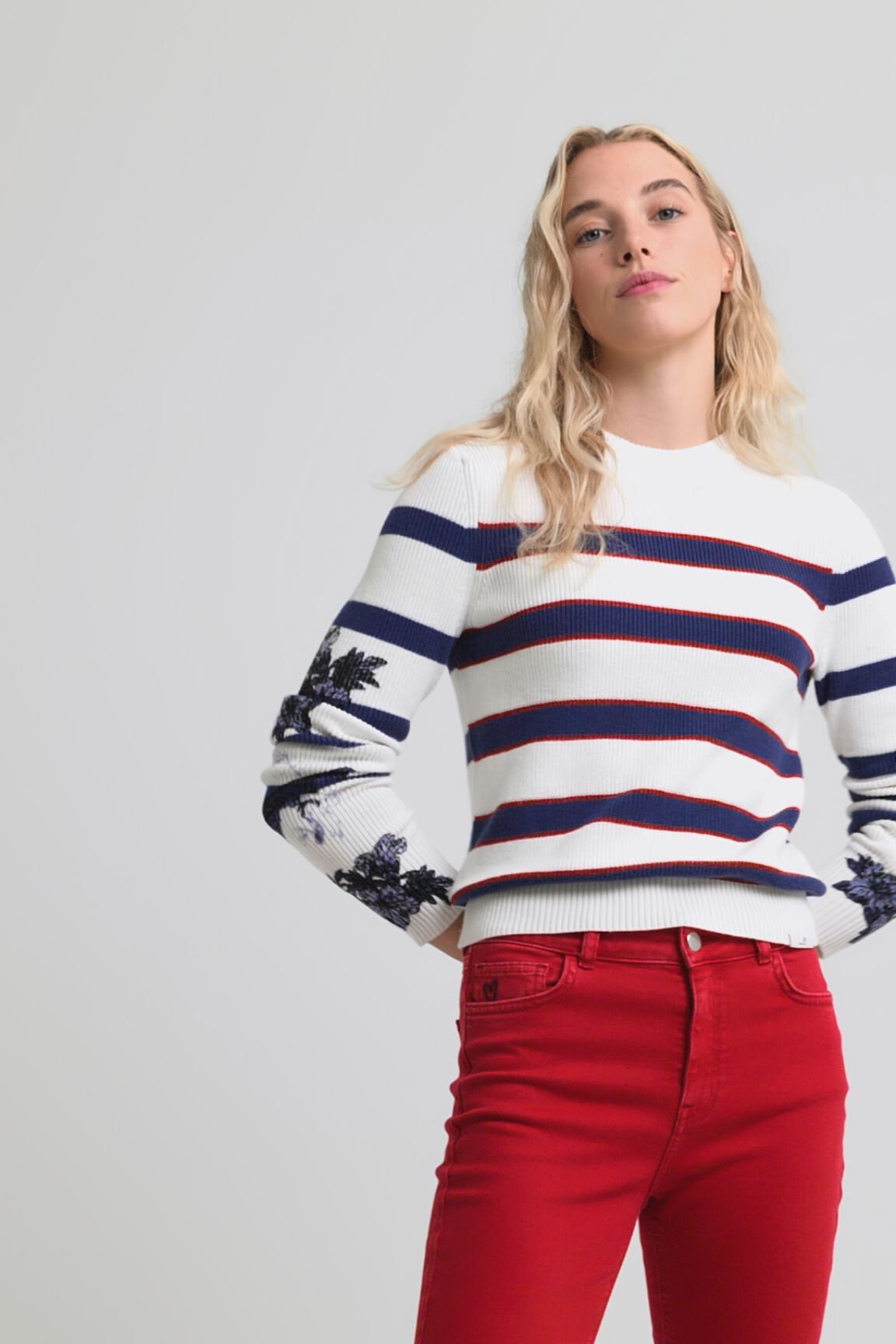 Pull en maille à rayures et fleurs
