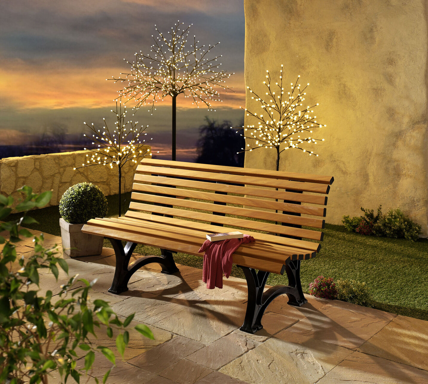 LED-Baum mit LED-Kugeln