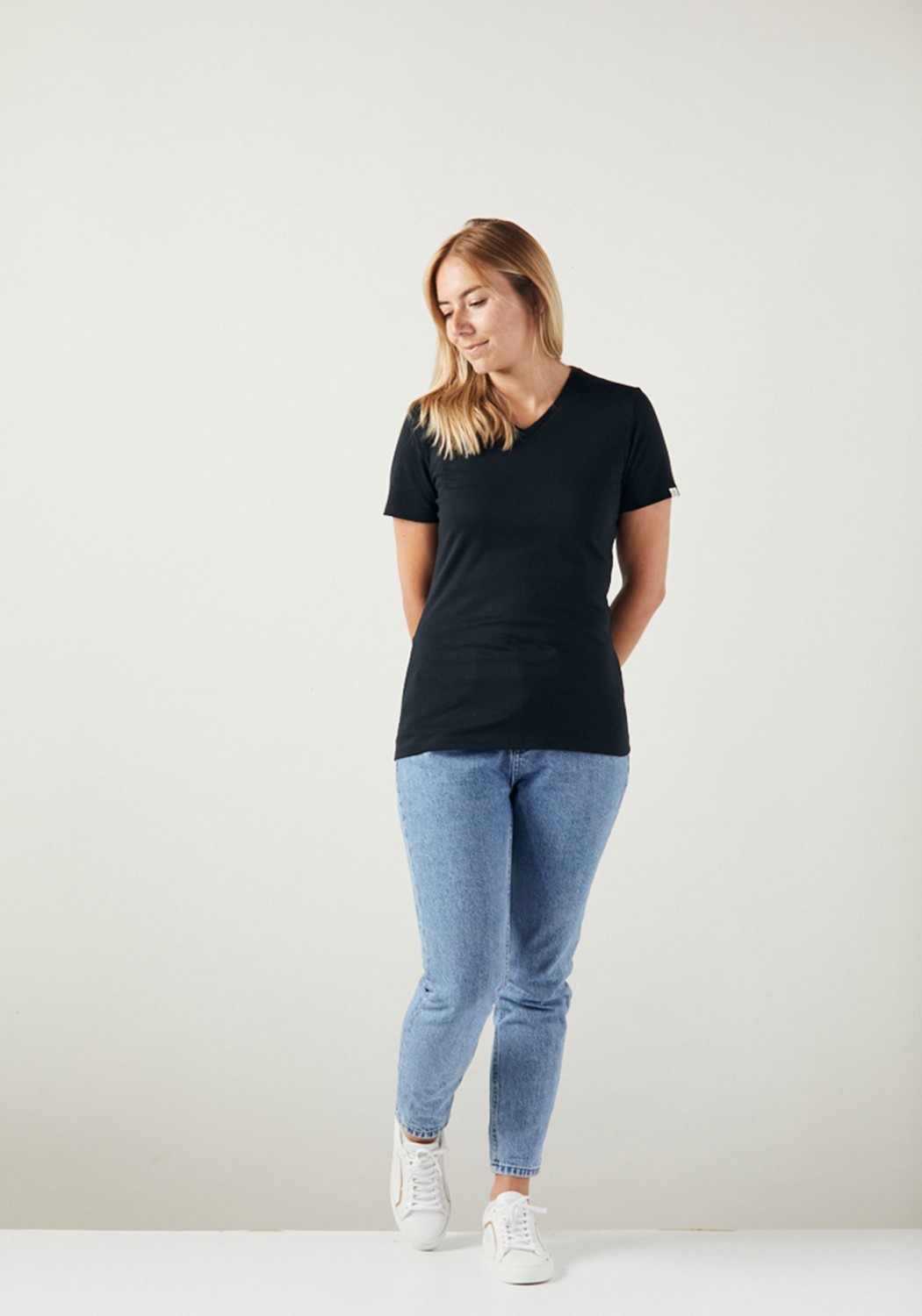 WE ARE ZRCL Damen V-Neck T-Shirt Basic Black