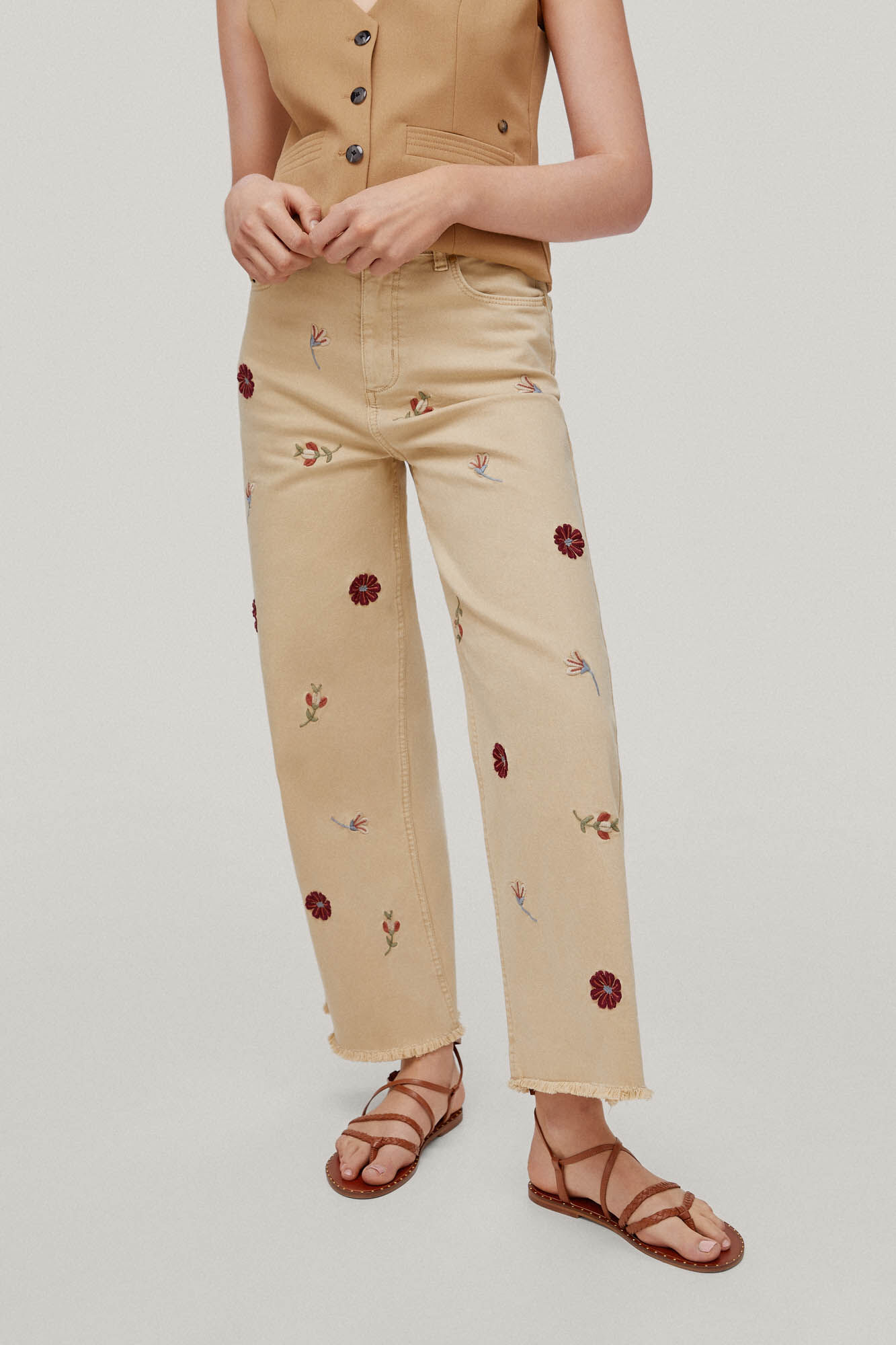 Calça jeans cropped flare com 5 bolsos bordados - Bege