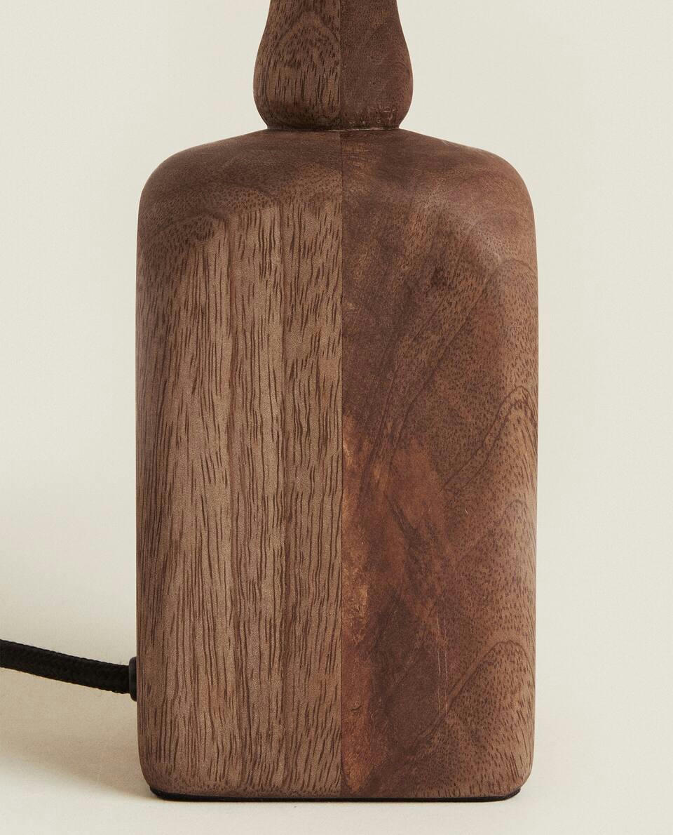 LUMINÁRIA COM BASE DE MADEIRA