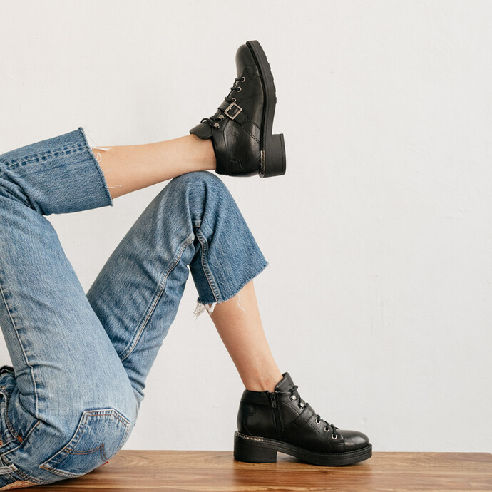 Boots à boucles et détails argentés en métal  en cuir grainé noir