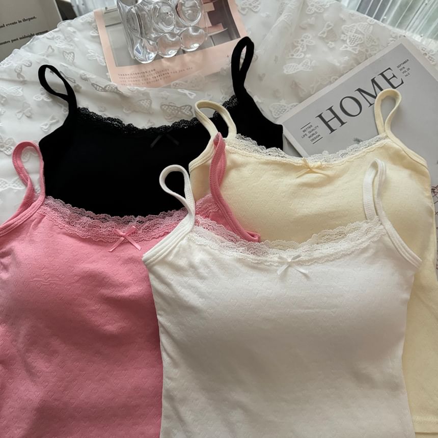 Alfie - Gewatteerde camisole top met kanten strikaccent