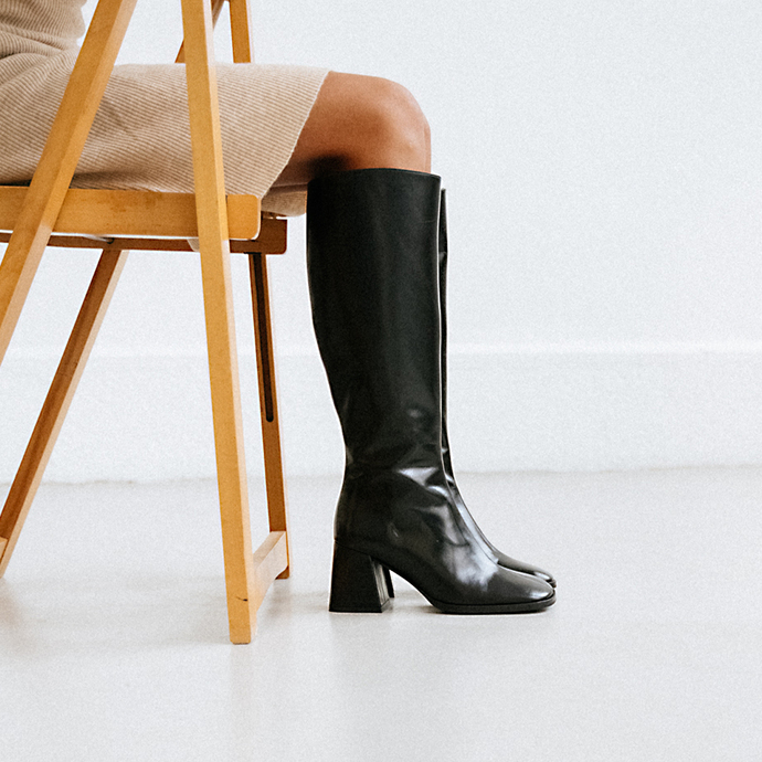 Bottes à bouts carrés et talons épais  en cuir noir