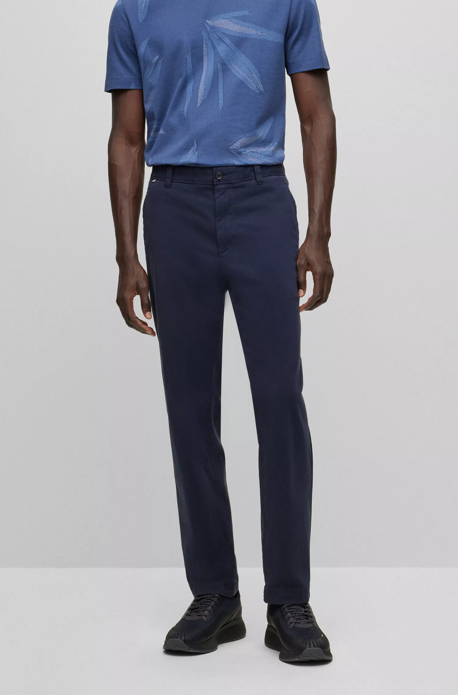 Calça chino BOSS preta, corte regular, em sarja de algodão stretch.