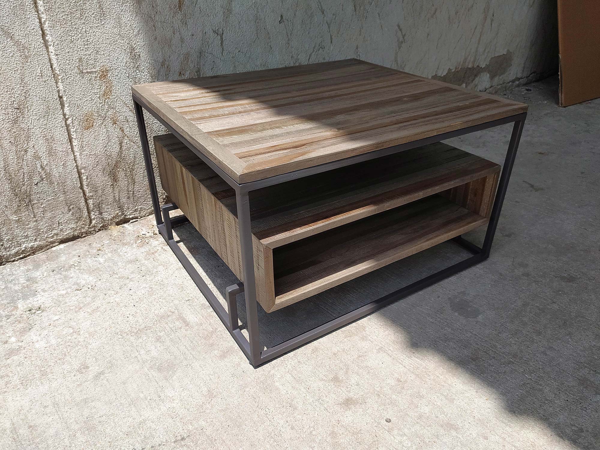 Couchtisch 'Debrill', aus recyceltem Teak und Eisen, B 60 cm, L 67 cm, H 40 cm von fischer's lagerhaus