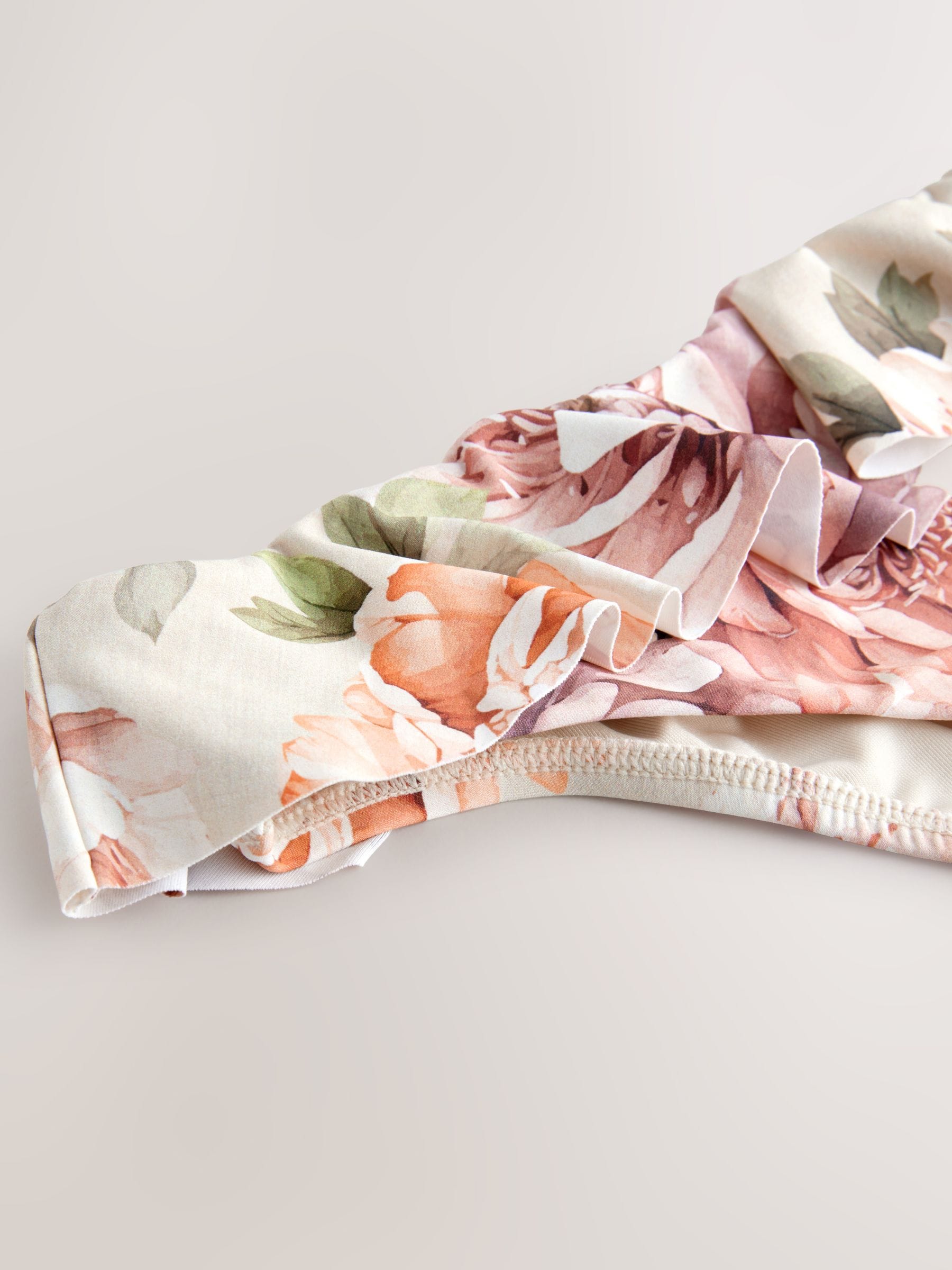 Neutrale/poederroze bloemen met volant - Bikinislip met hoge taille