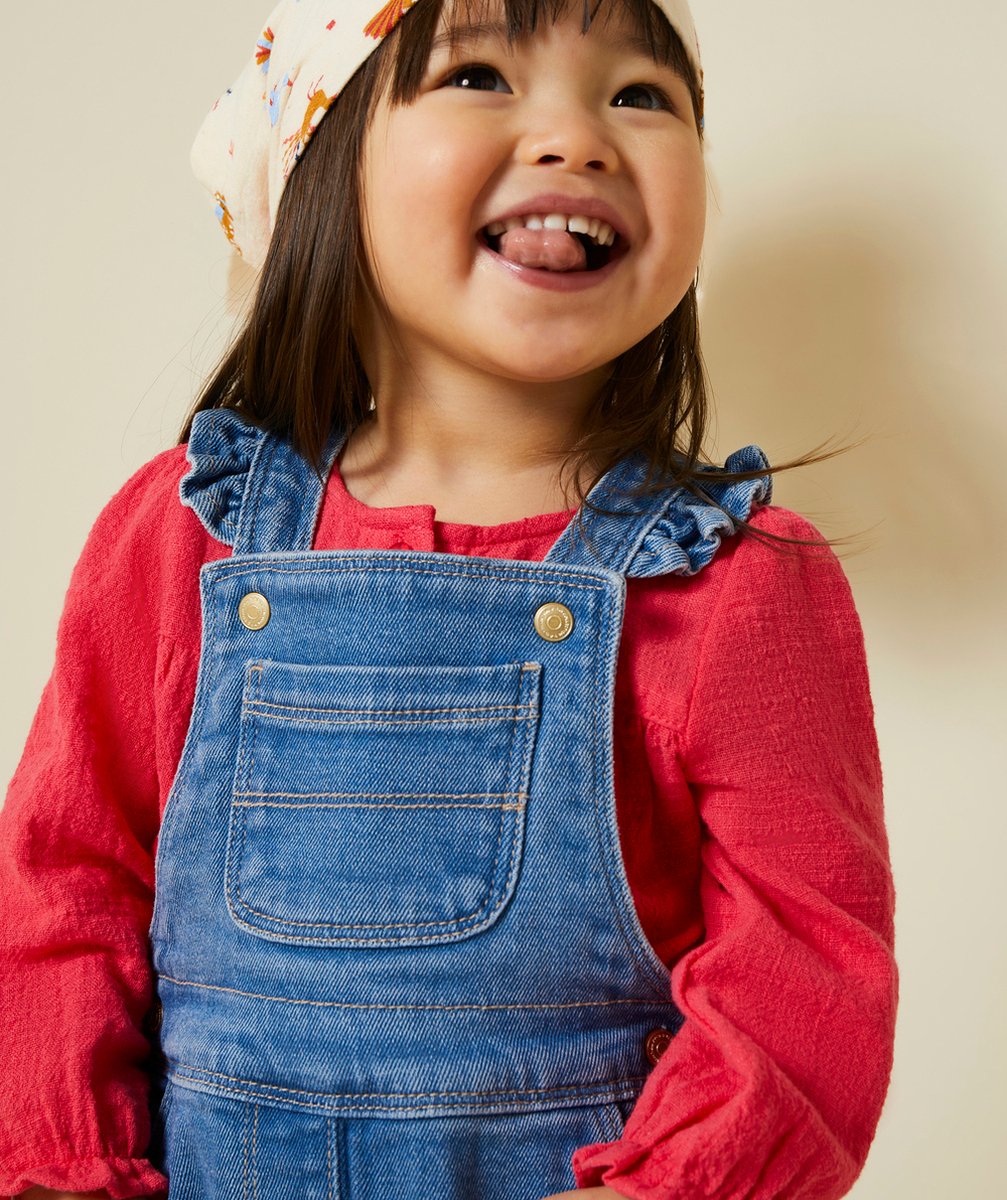 SALOPETTE BÉBÉ FILLE EN DENIM LOW IMPACT AVEC DÉTAILS VOLANTÉS