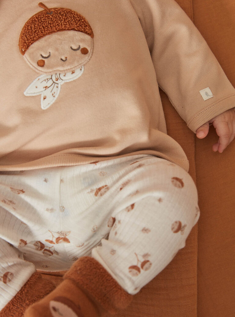 Haut beige, legging écru et chaussettes caramel