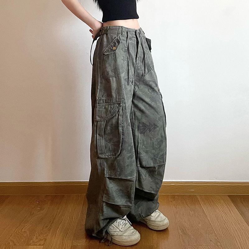 Puffie - Lage taille camouflageprint cargobroek met wijde pijpen