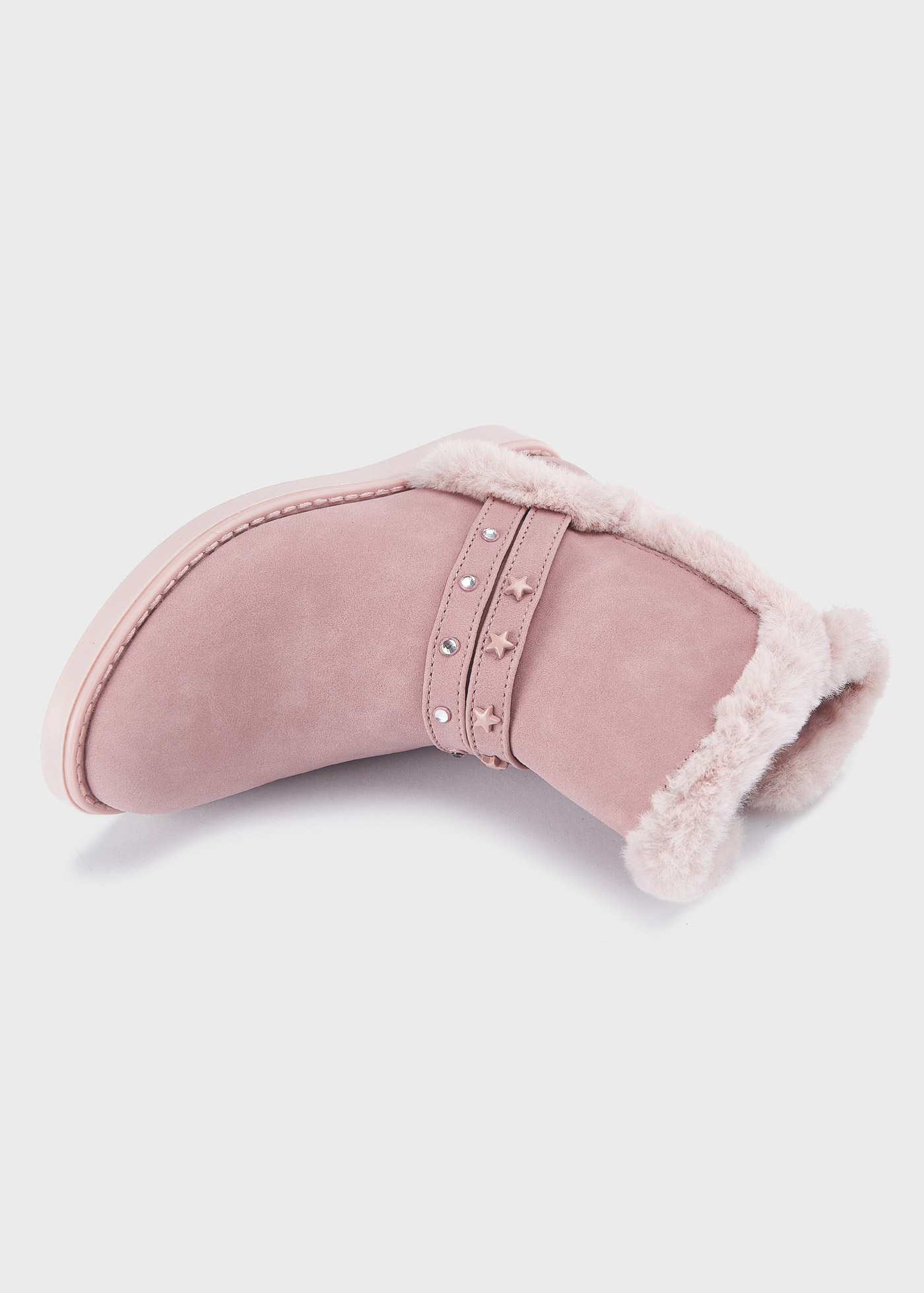 Botas de cano curto com forro e tachas para meninas
