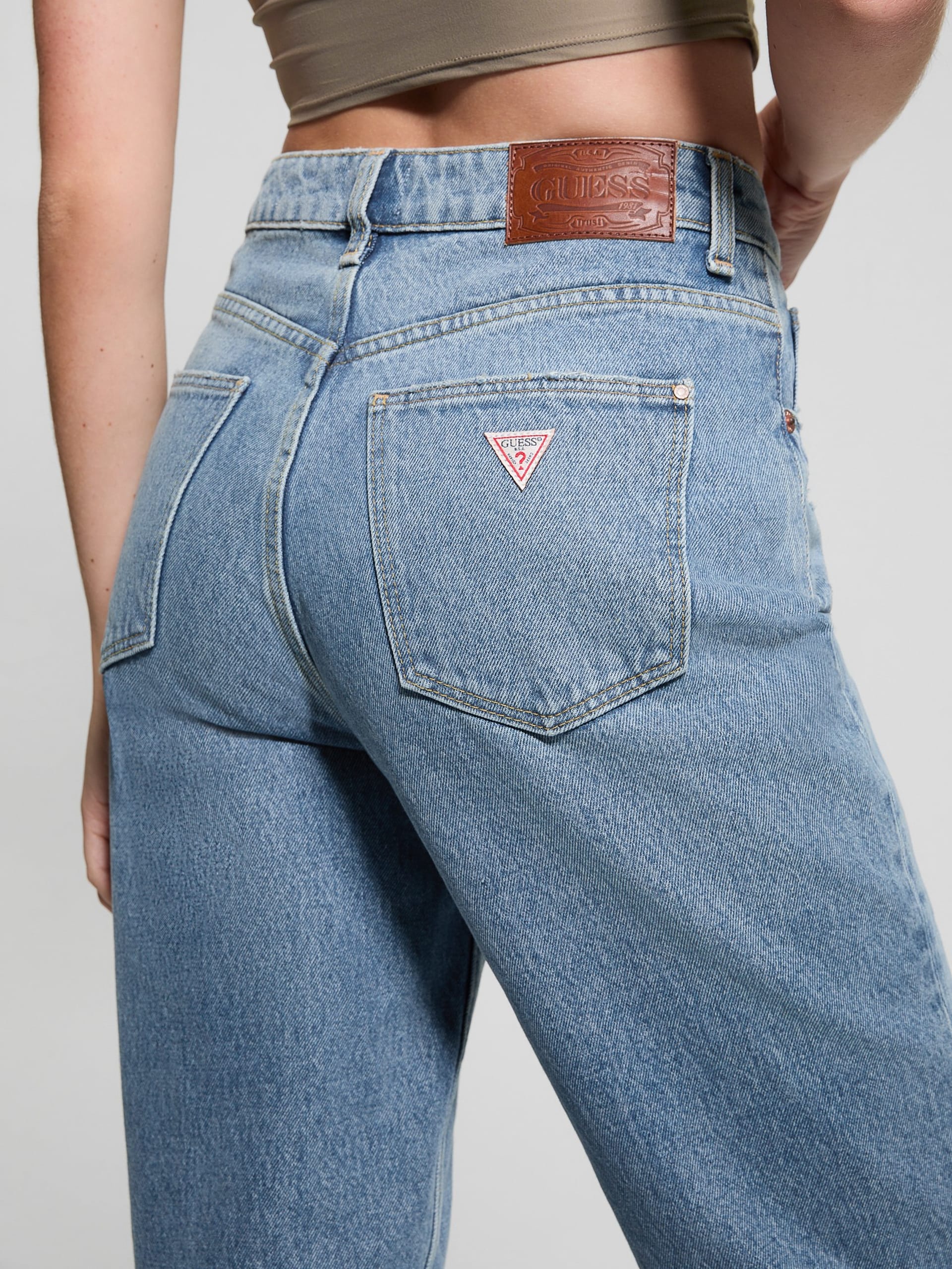 Calça jeans mom eco destroyed