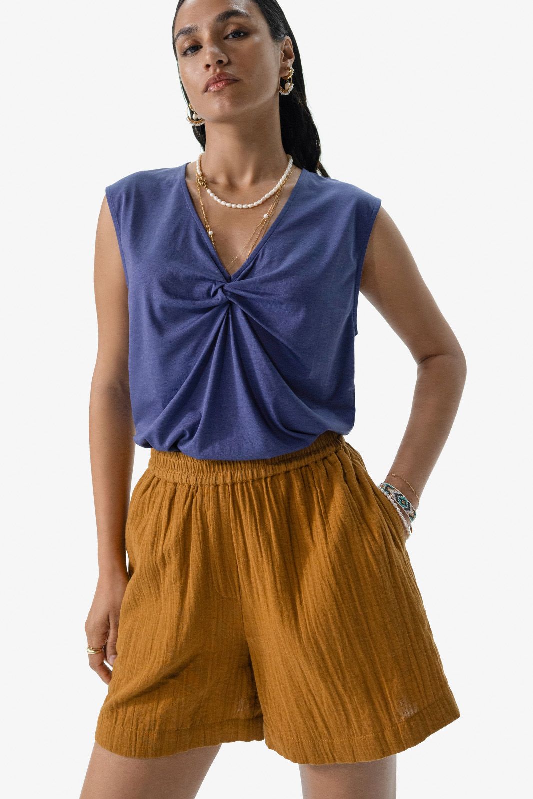 Donkerblauwe top met knoopdetail