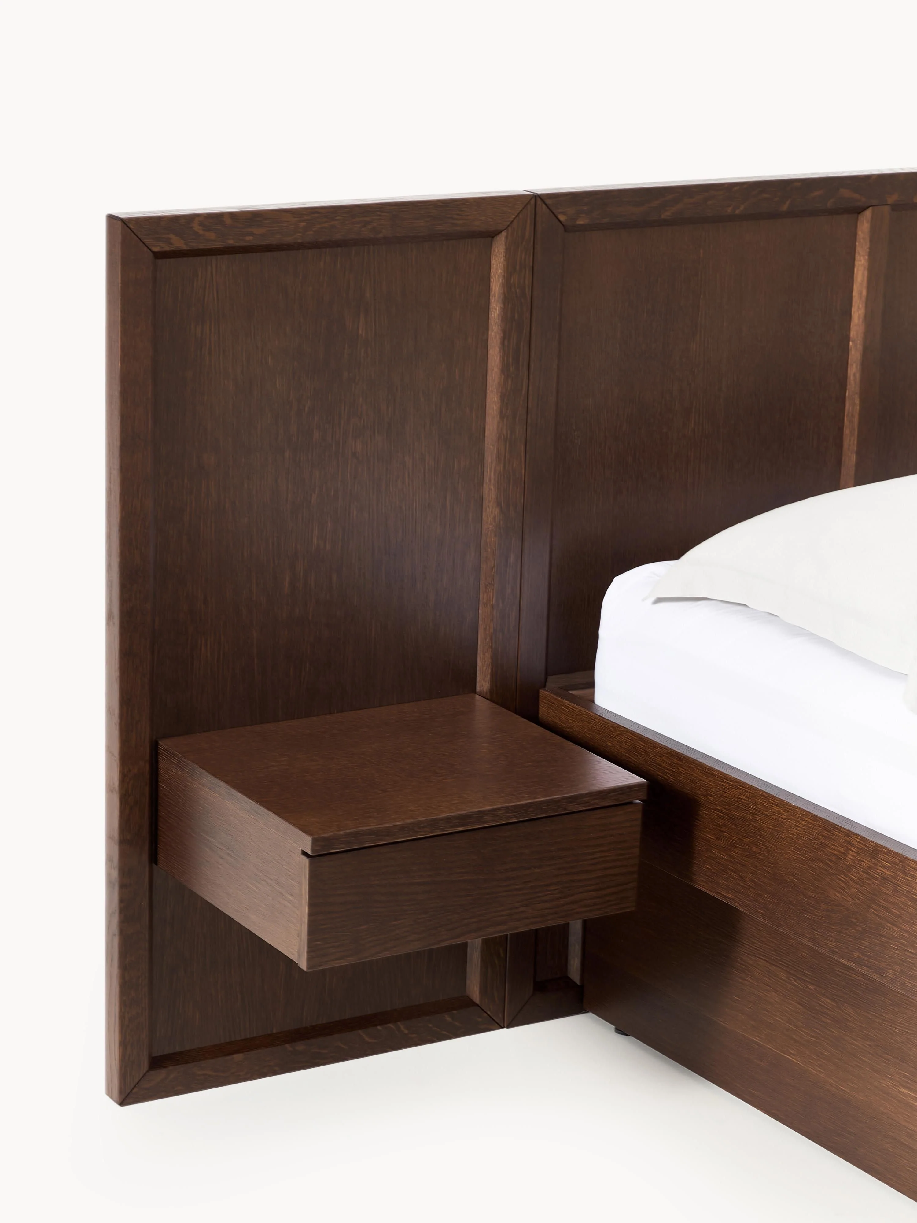 Houten bed Nanto met lades en hoofdeinde