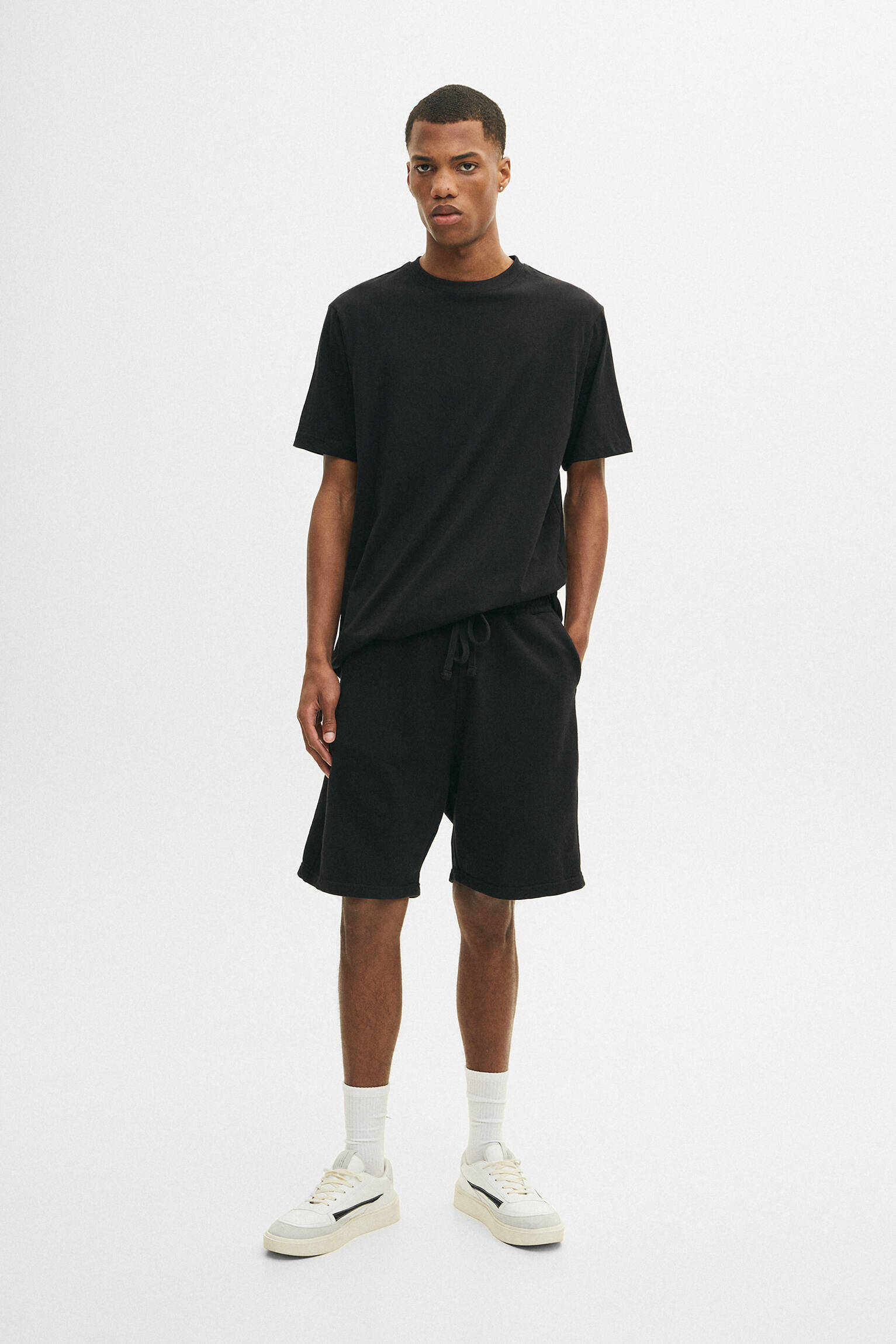 Conjunto Bermuda Jogger e Camiseta - Preto