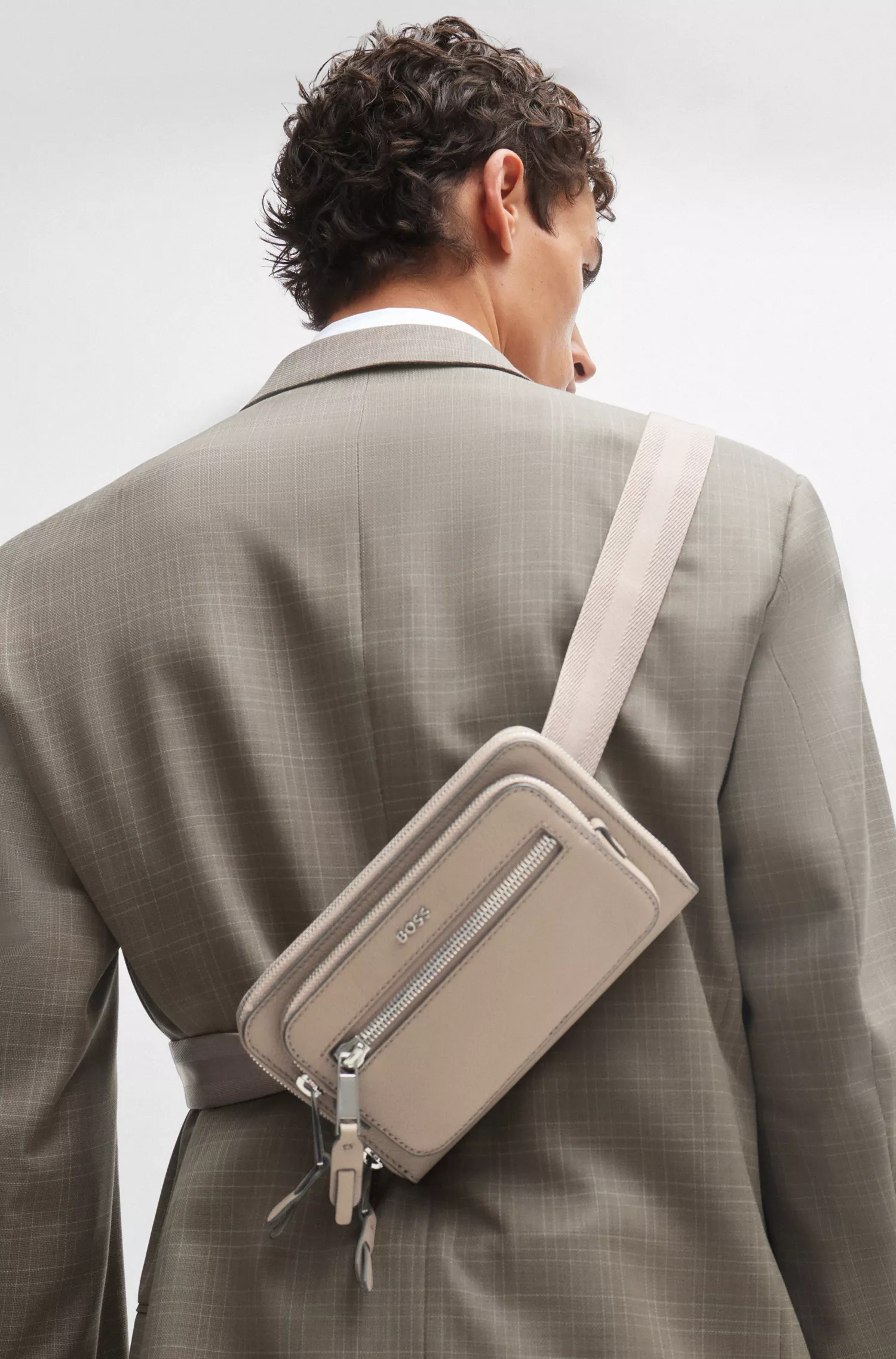 Bolsa transversal BOSS preta em couro granulado com inscrição do logotipo.