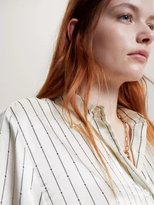 Camisa de cetim com riscas e corte descontraído