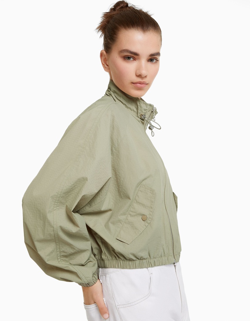 Jaqueta cropped texturizada em nylon ripstop