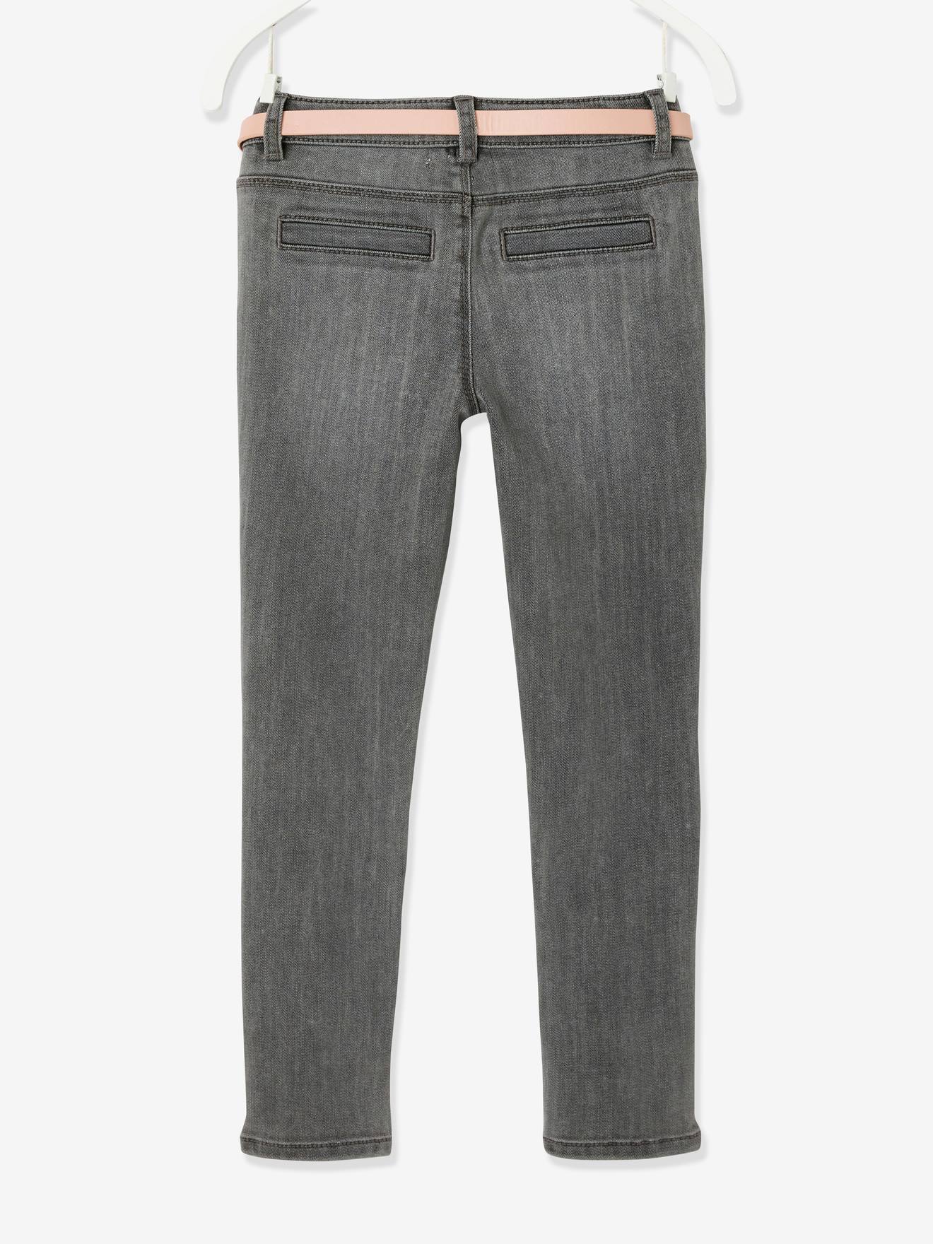 Calça jeans indestrutível e um cinto estiloso, para uma garota que curte maconha.
