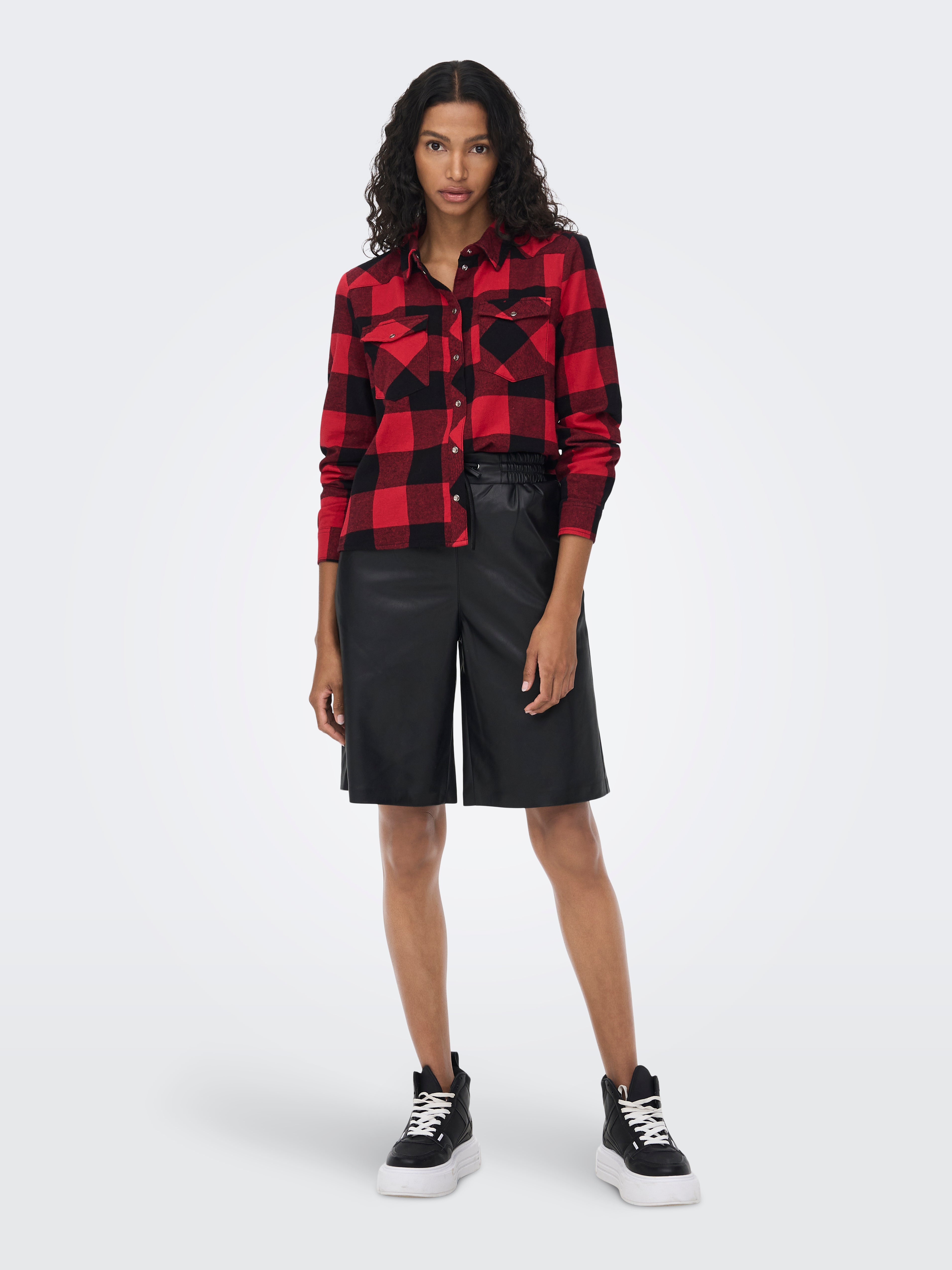 ONLSOFIA Mittlere Taille Normal geschnitten Shorts in Lederoptik Black