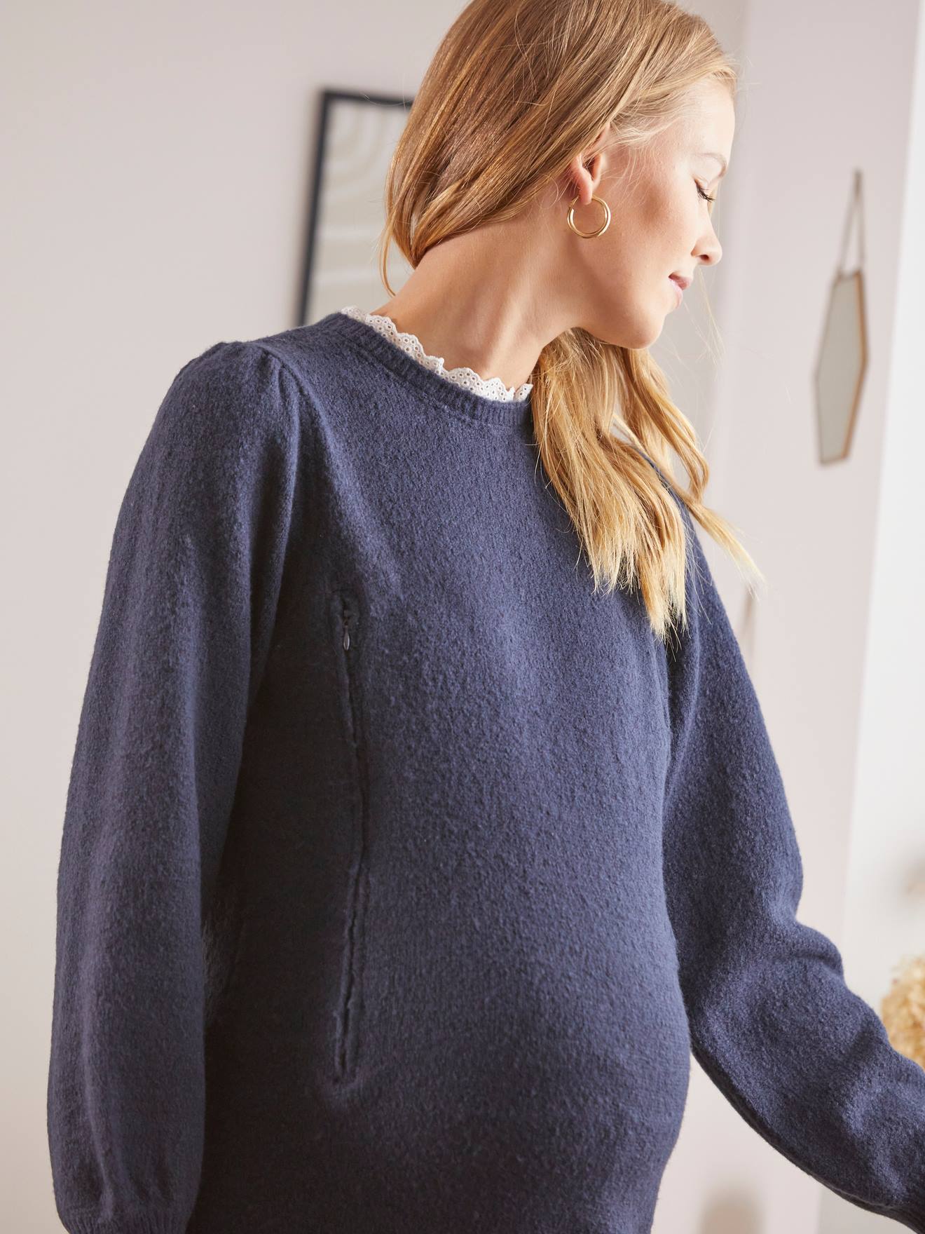 Vestido liso azul-escuro em malha com gola bordada inglesa, ideal para gestantes e lactantes.