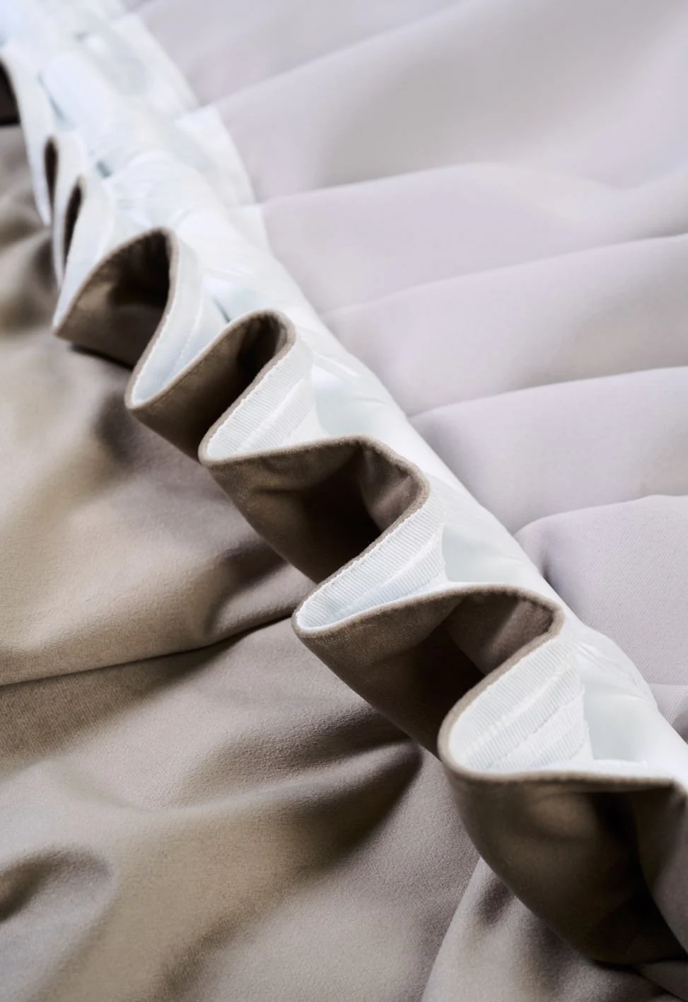 Lysdempende gardin taupe - 140x220 cm