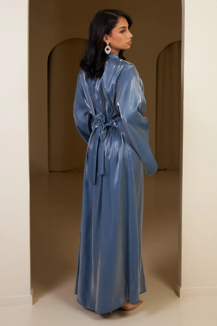 Robe bleue satinée et pailletée