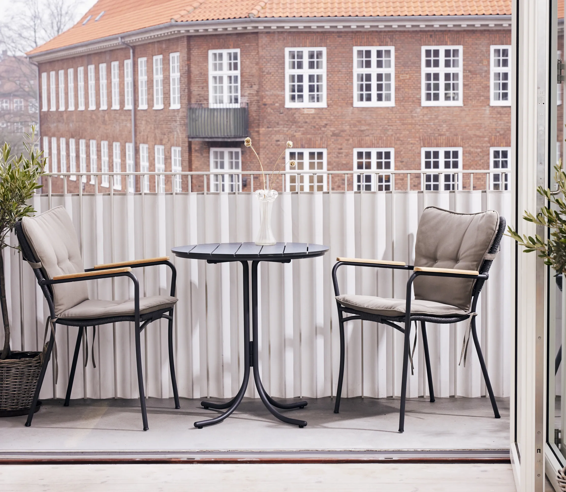 Mandalay Pure Cafésæt - 1 bord og 2 stole