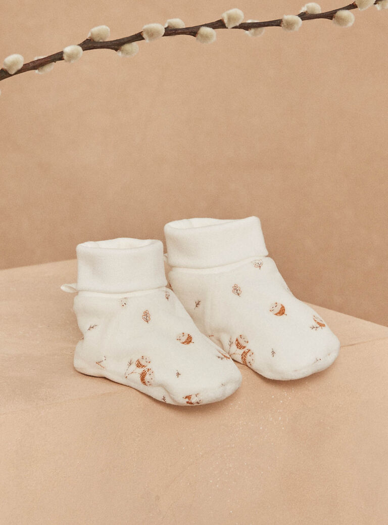 Chaussons de naissance écrus en velours