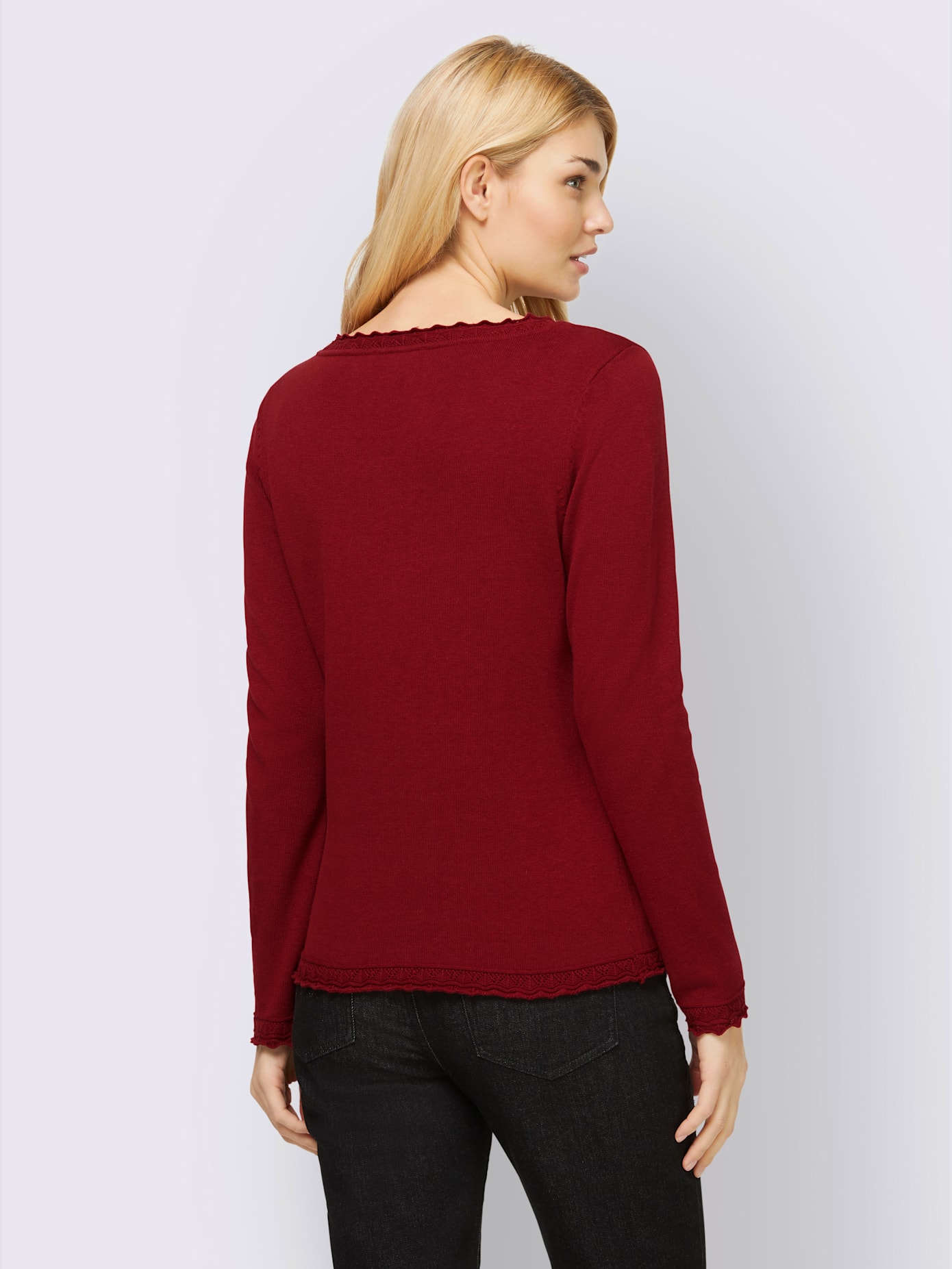 Pull jolie bordure ajourée à l'encolure, à la finition des manches et à l'ourlet