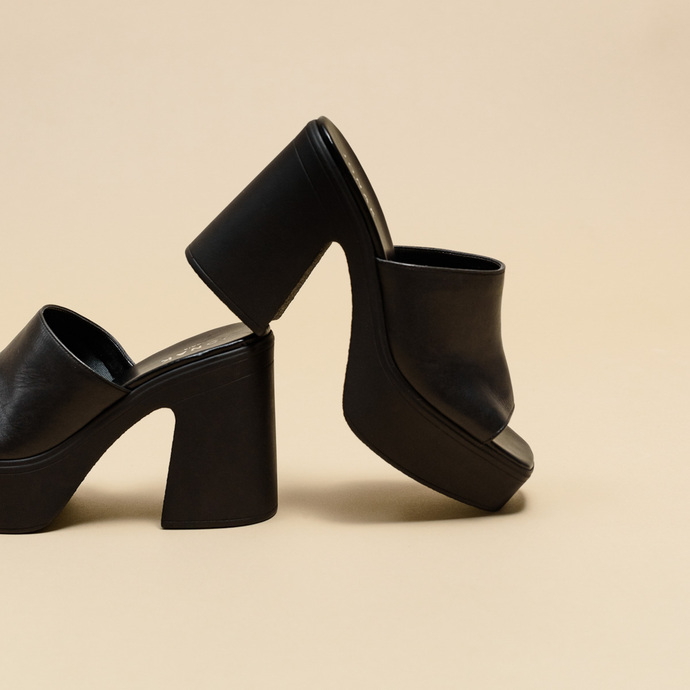 Mules à bouts ouverts et plateformes  en cuir noir