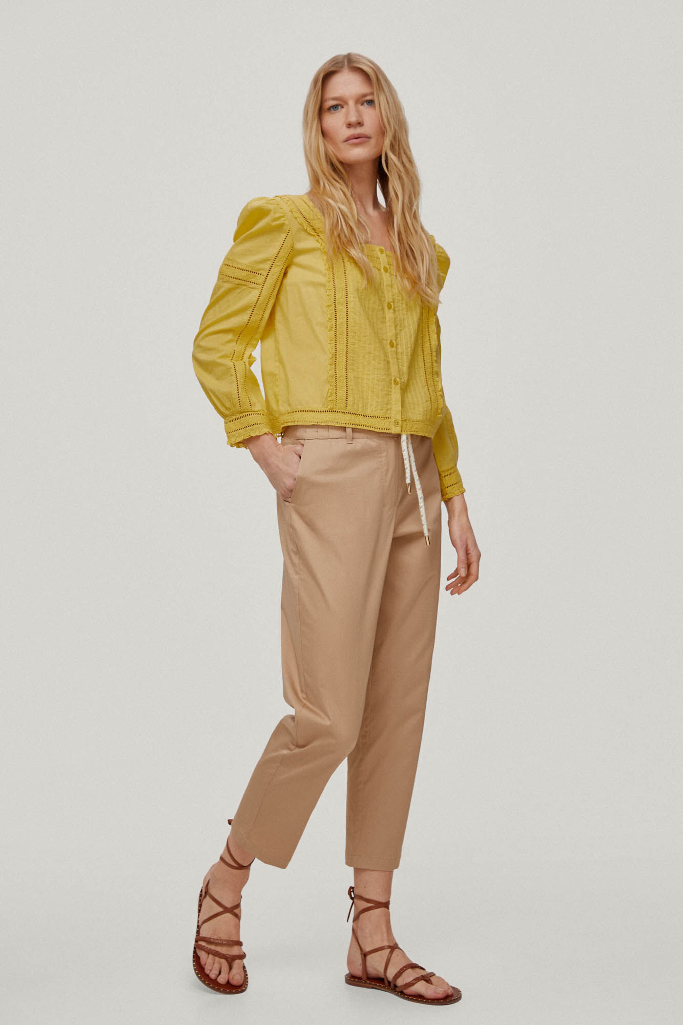 Blusa com detalhes em renda e pregas. - Amarela