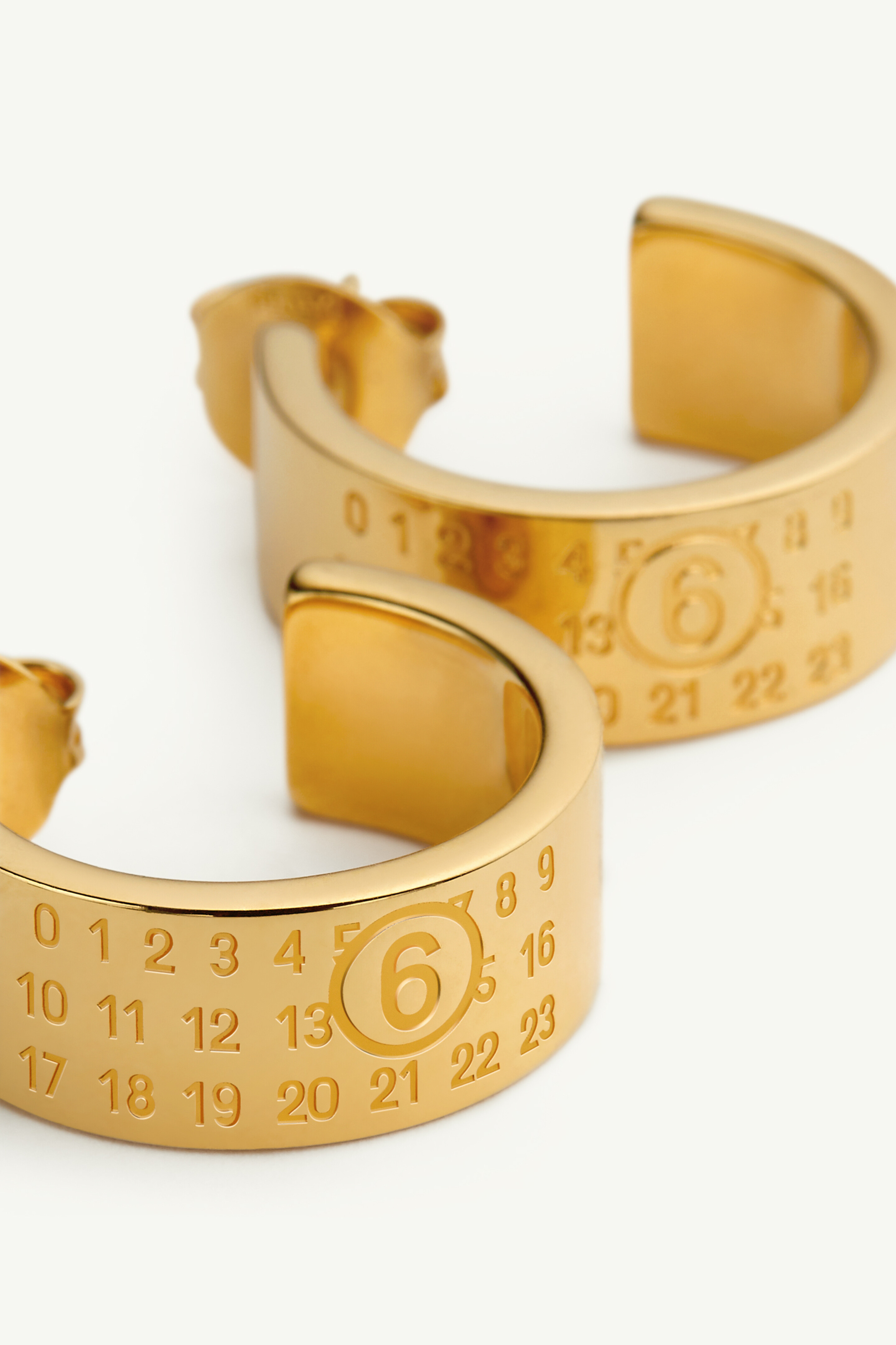 Boucles d'oreilles Numeric minimal signature femme | MM6 Or