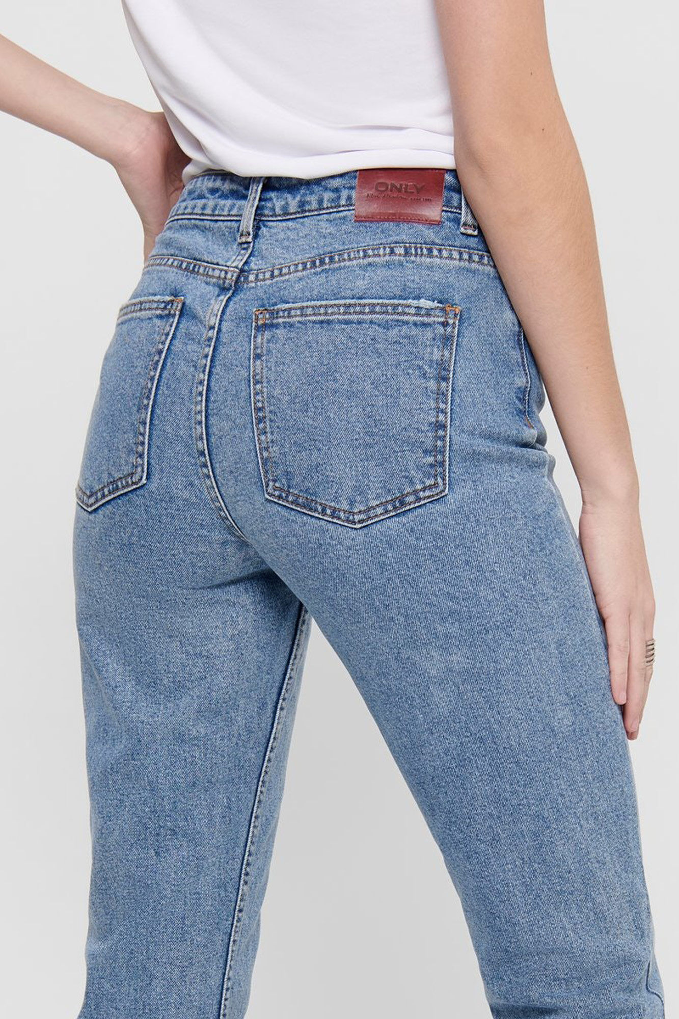 Calça jeans reta de cintura alta