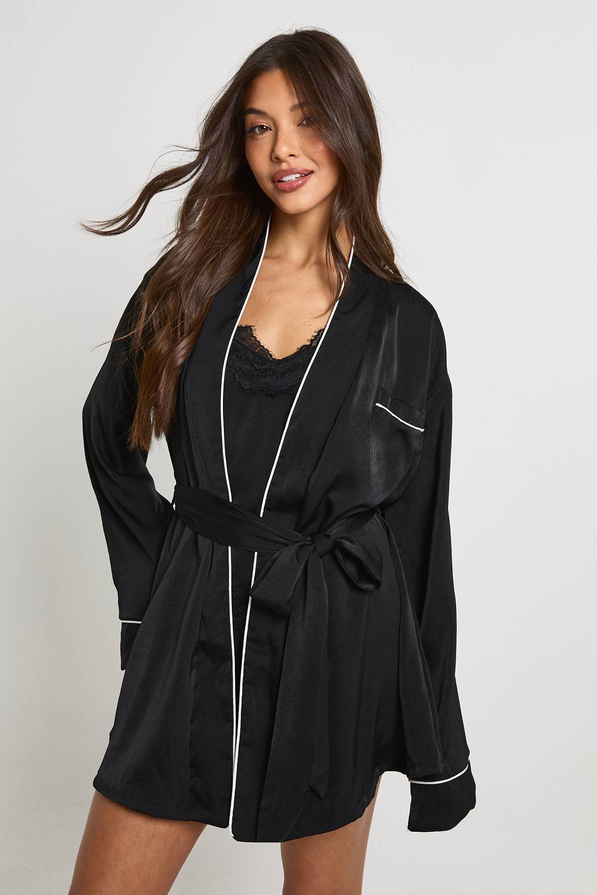 boohoo Peignoir Court en Satin Brodé 'Demoiselle d'Honneur' de Mariée