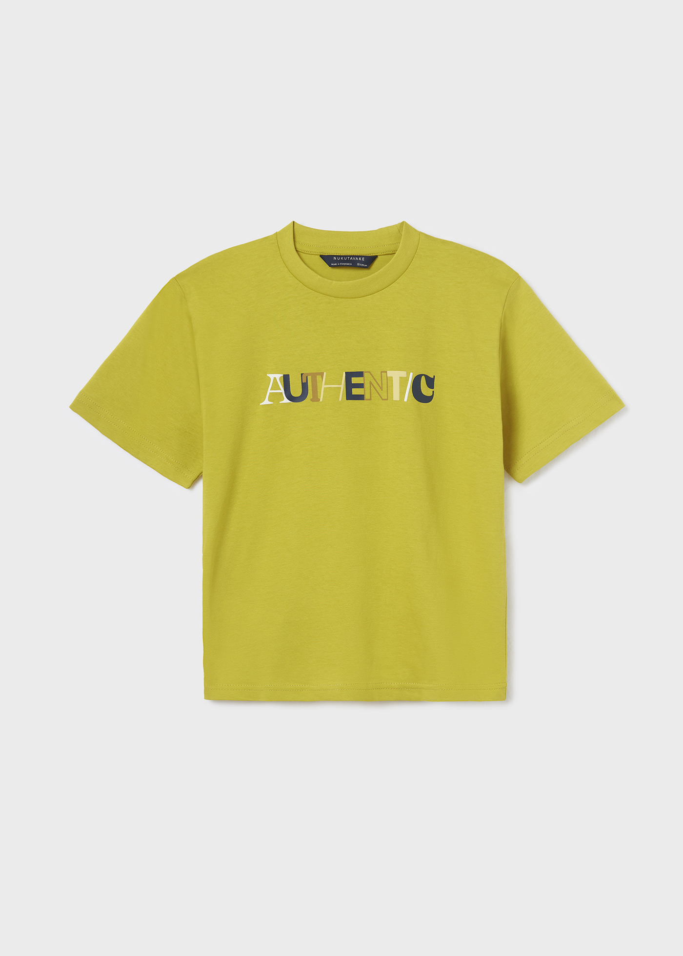 Camiseta infantil com estampa sustentável em algodão.