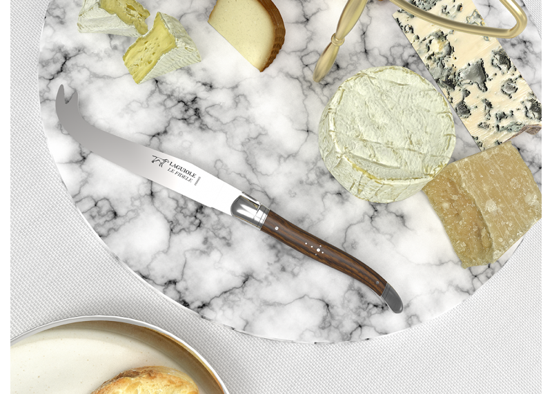 Couteau à fromage Laguiole avec un manche en bois de noyer et mitres en acier inoxydable