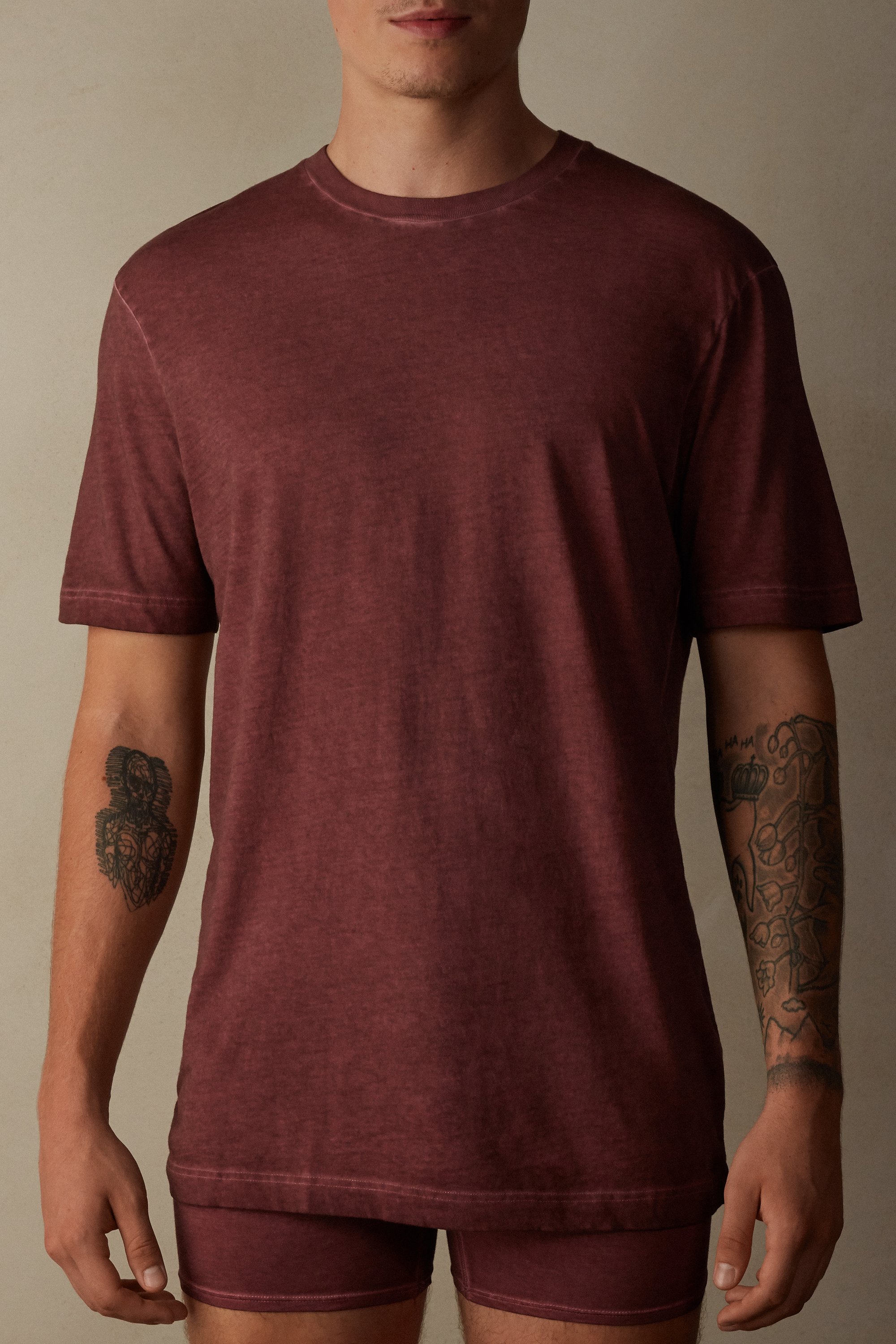 Camiseta de manga curta em algodão com lavagem desgastada