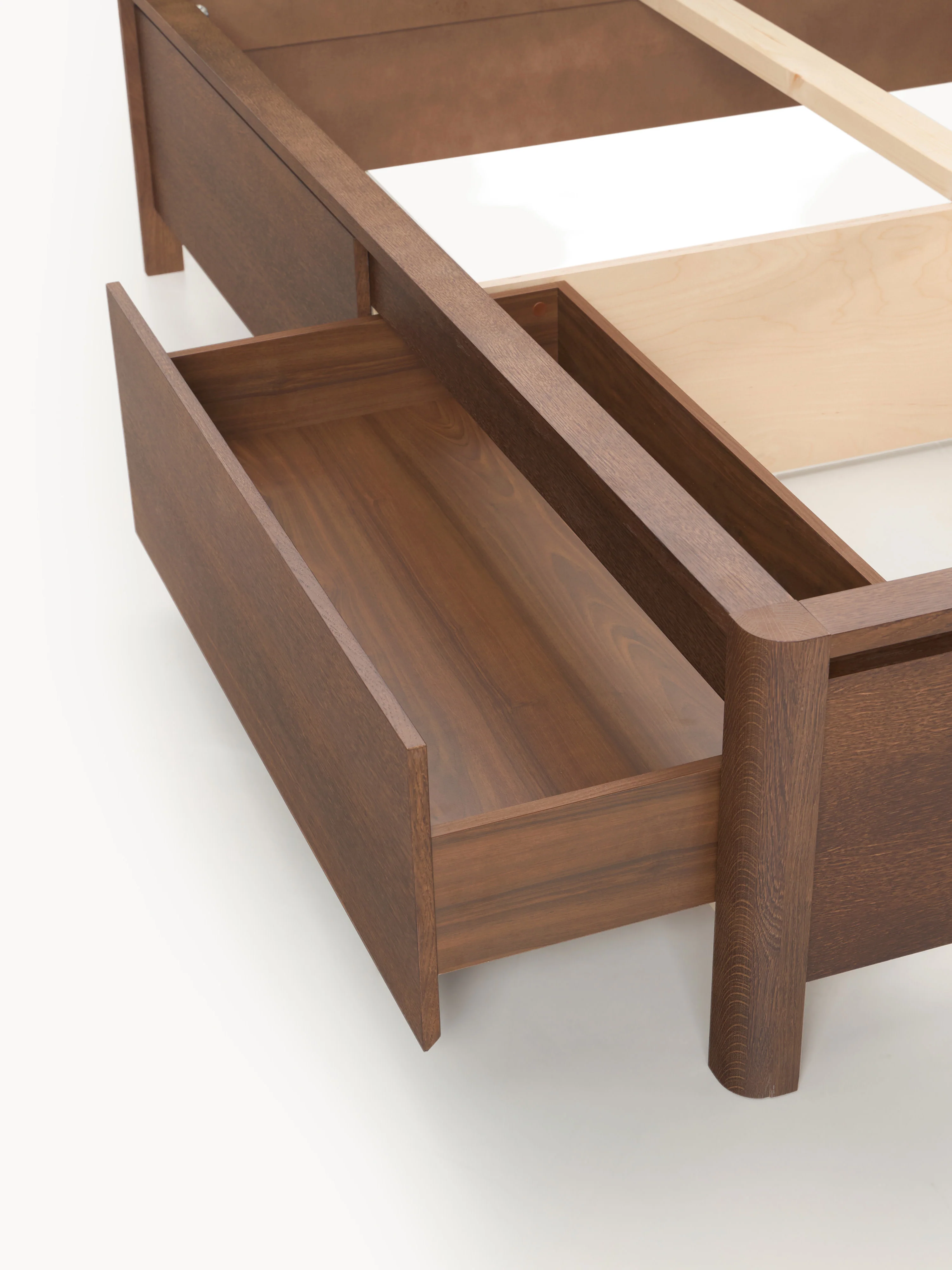 Houten bedframe Santiago met gestoffeerd hoofdeinde en lades