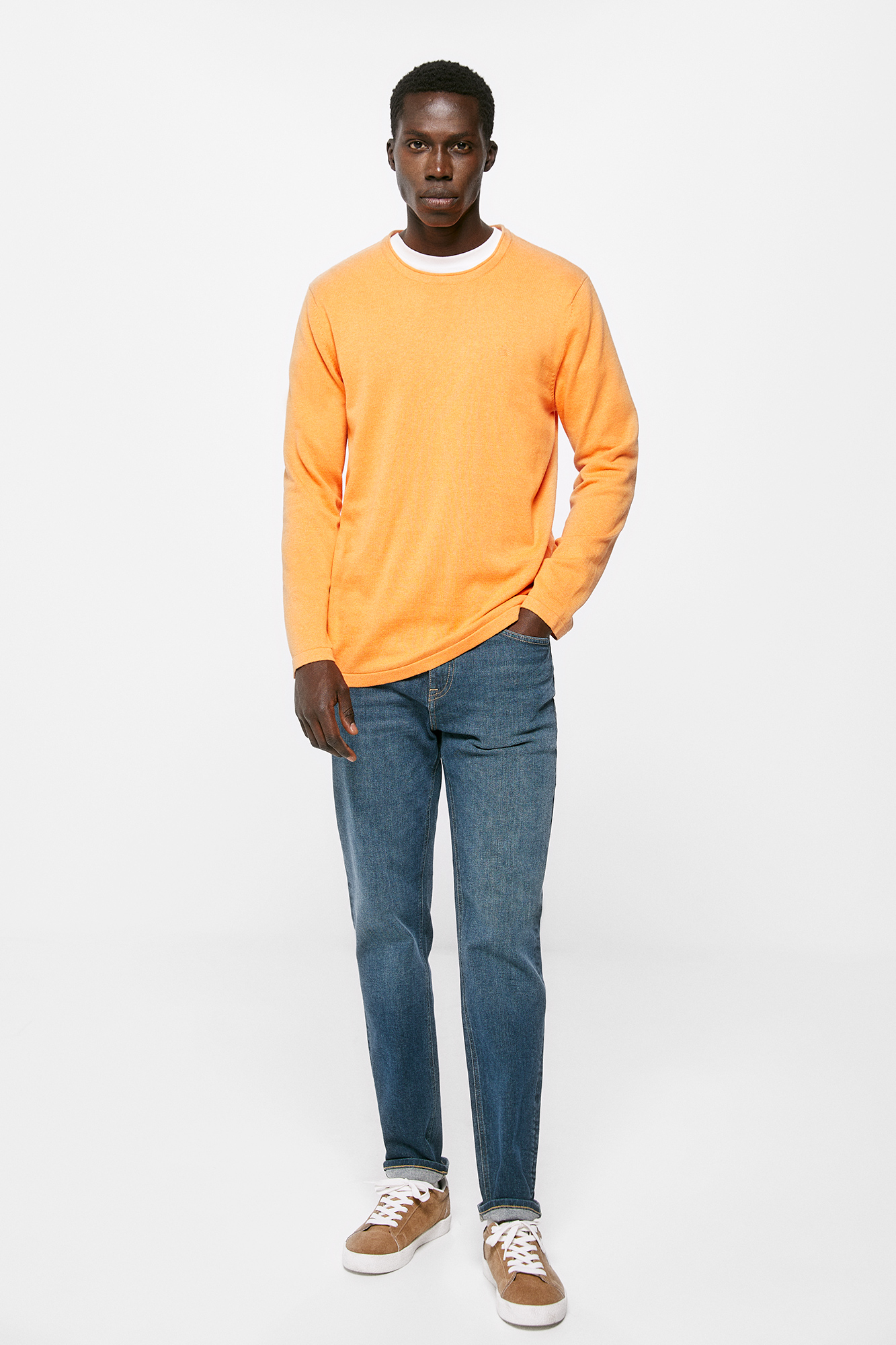 Calça jeans slim, azul-esverdeada clara, lavagem média escura.