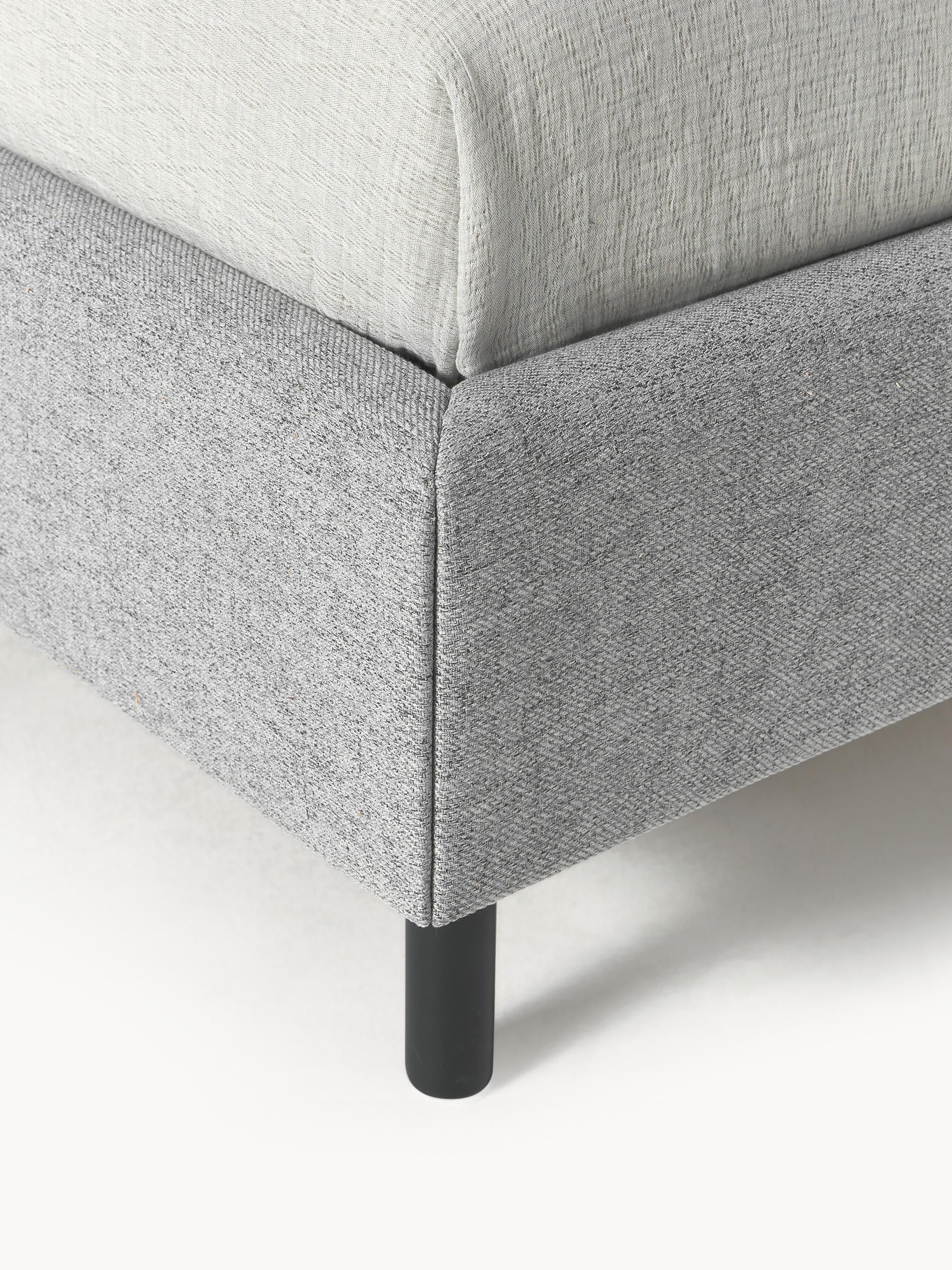Gestoffeerd bed Giulia met houten poten