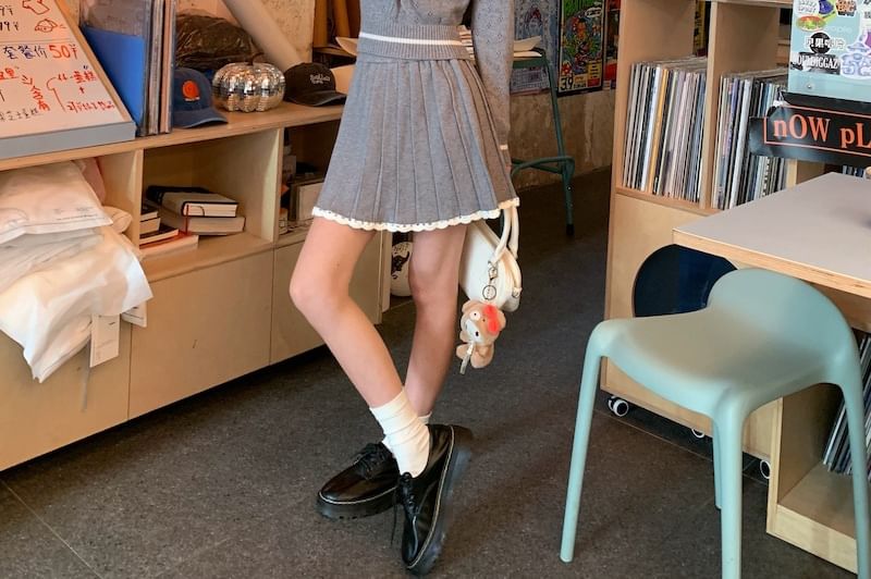 Trendycas - Gebreide top met lange mouwen en kraag / Mini geplooide rok