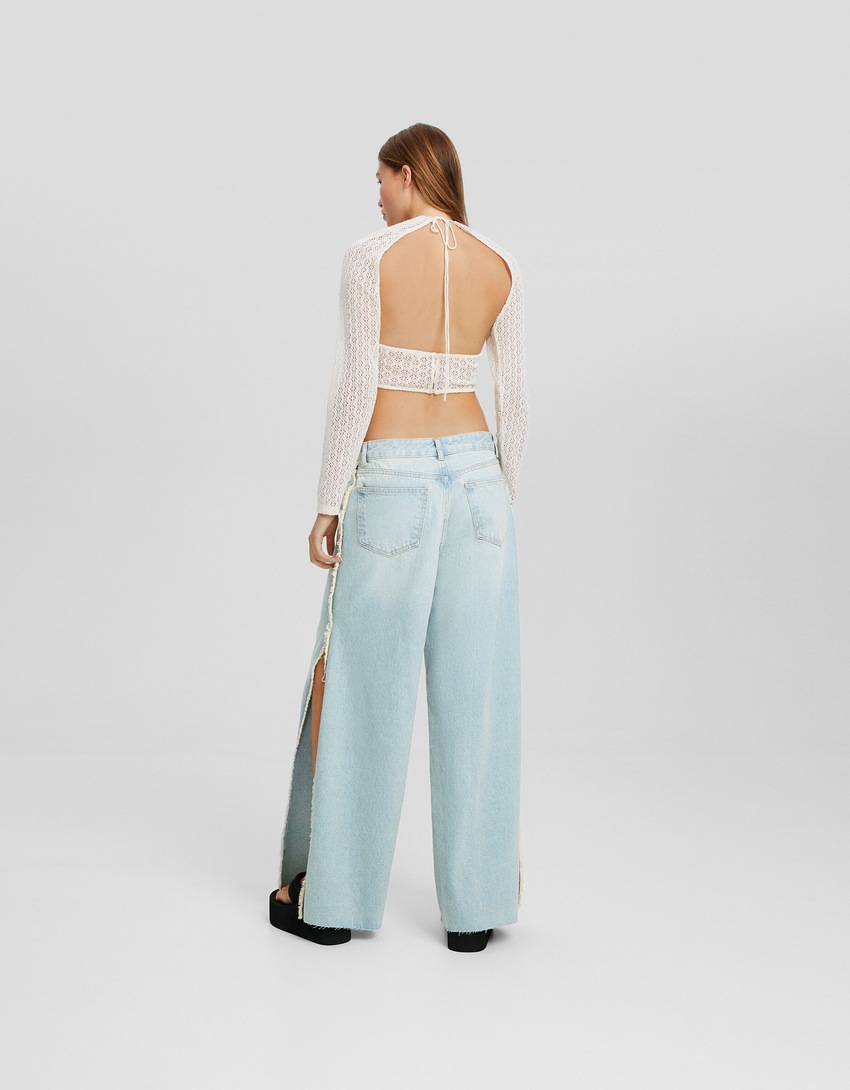 Calça jeans de corte amplo com abertura lateral