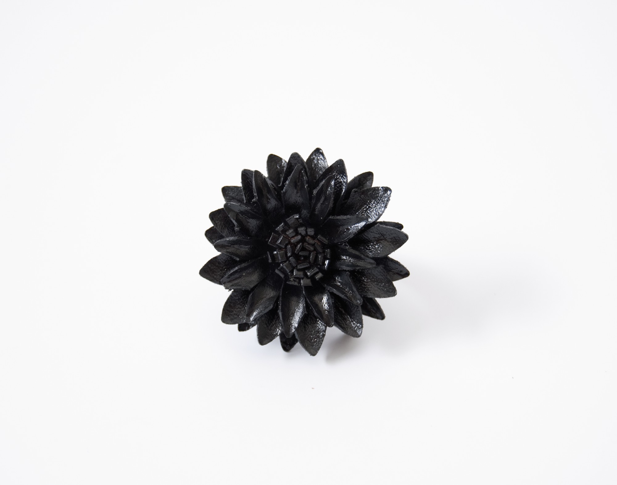 Ring 'Blume' aus Leder, schwarz, Ø 4 cm günstig bestellen