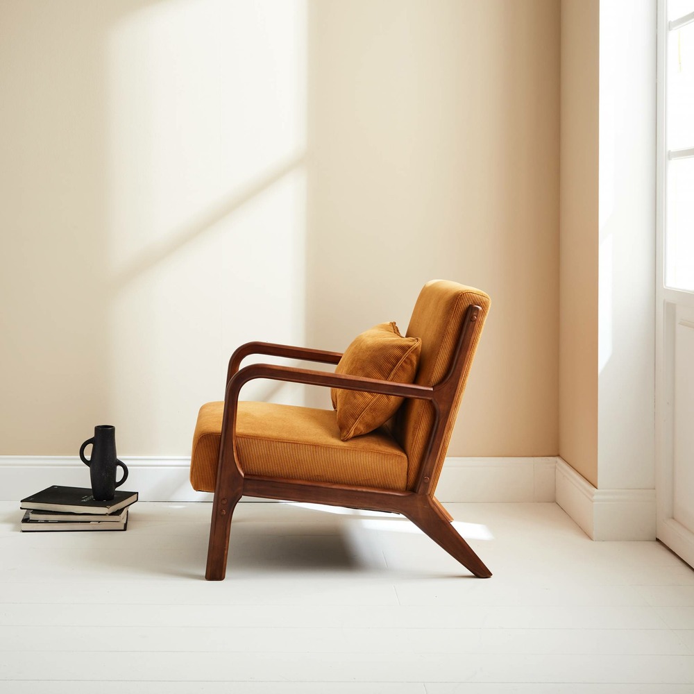 Fauteuil velours côtelé ocre. Pieds bois d'hévéa teinté noyer clair. 1 place droit fixe. Pieds compas scandinave. Structure en bois
