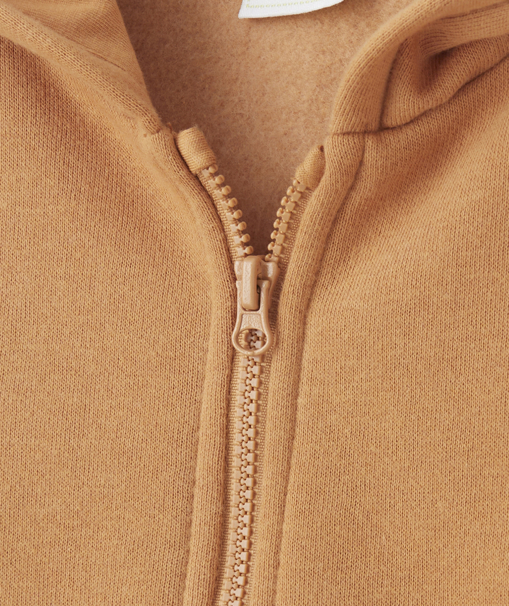 GILET ZIPPÉ À CAPUCHE BÉBÉ GARÇON EN FIBRES RECYCLÉES OCRE