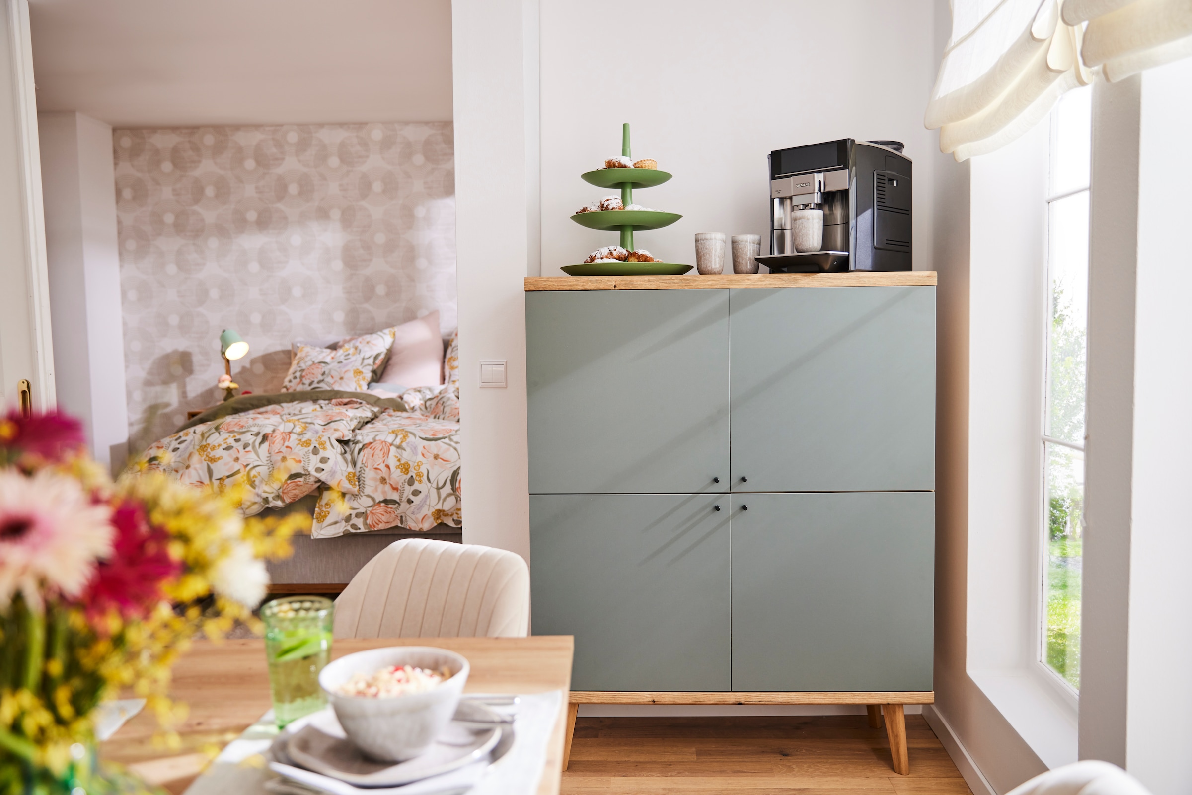 INOSIGN Highboard »MAVAS« in moderner Trendfarbe, Griffe aus Metall (Schwarz), Höhe 134 cm