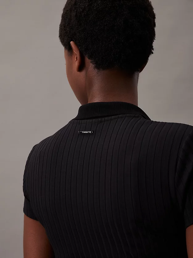 Vestido justo canelado com zíper frontal