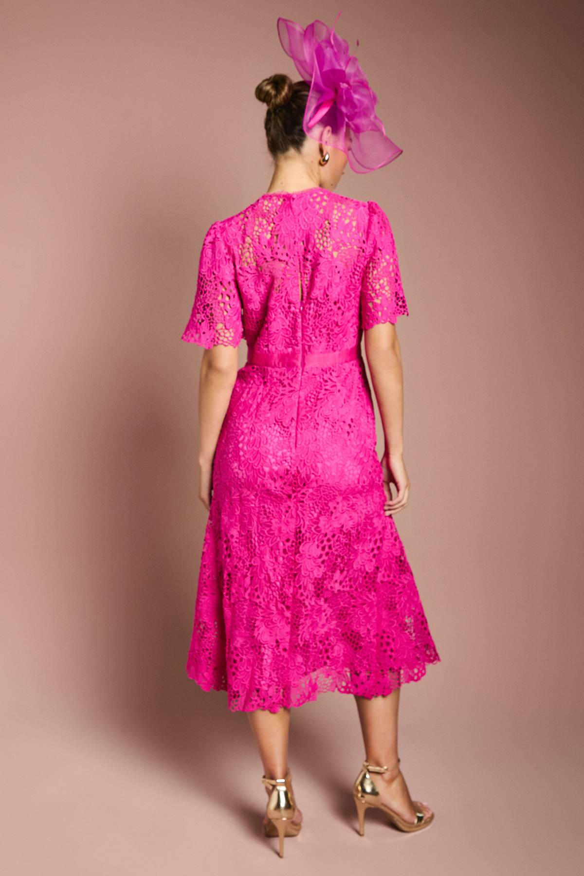 Coast Robe Mi-Longue en Dentelle avec Ceinture Nœud