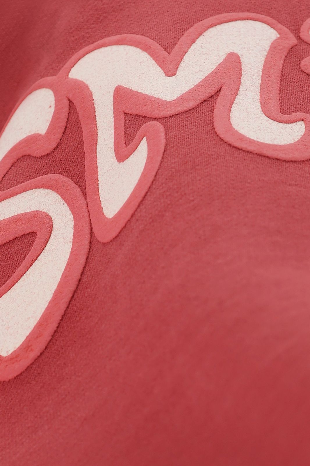 Rode sweater met lage schouders en artwork